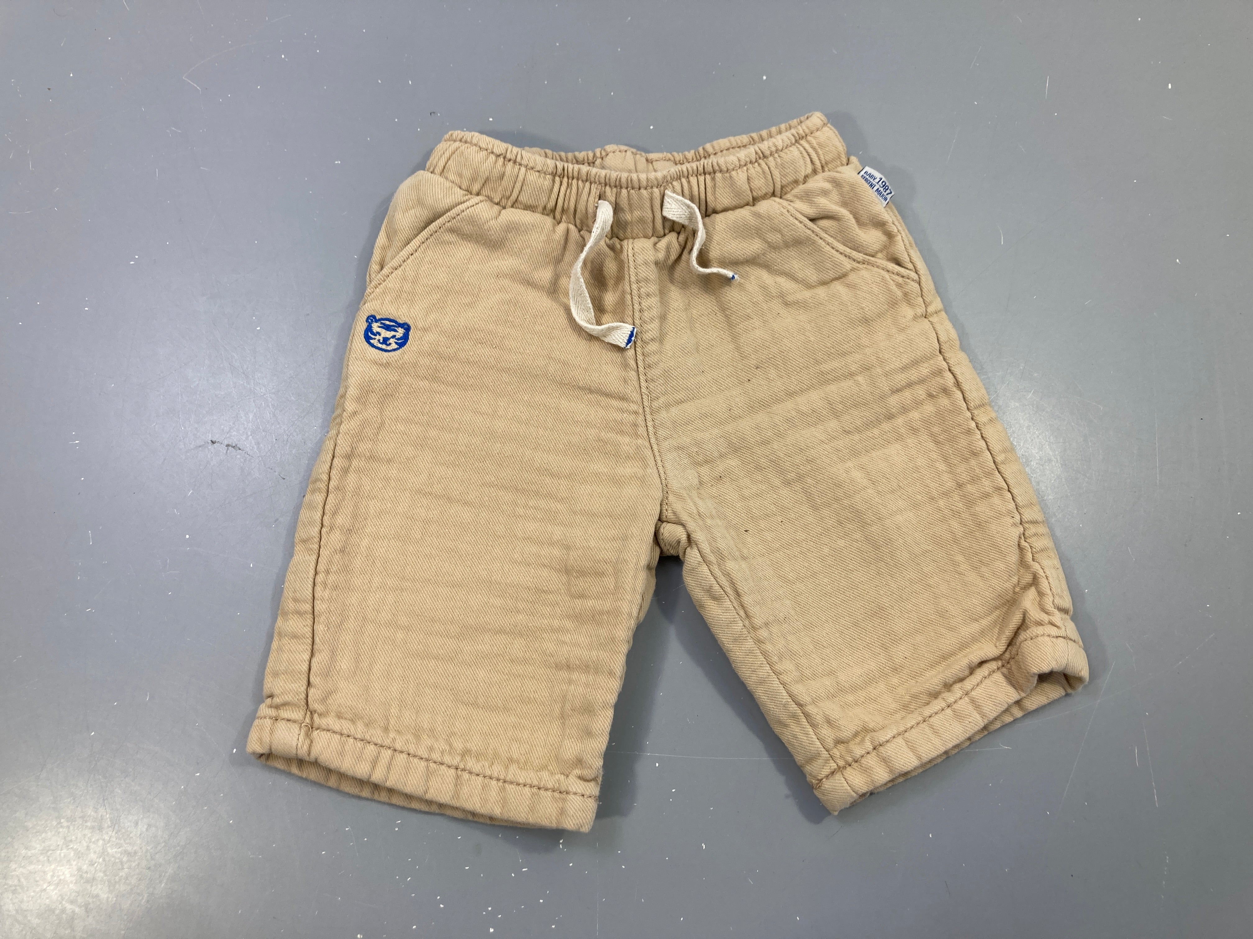 Short beige cordon écusson ours bleu
