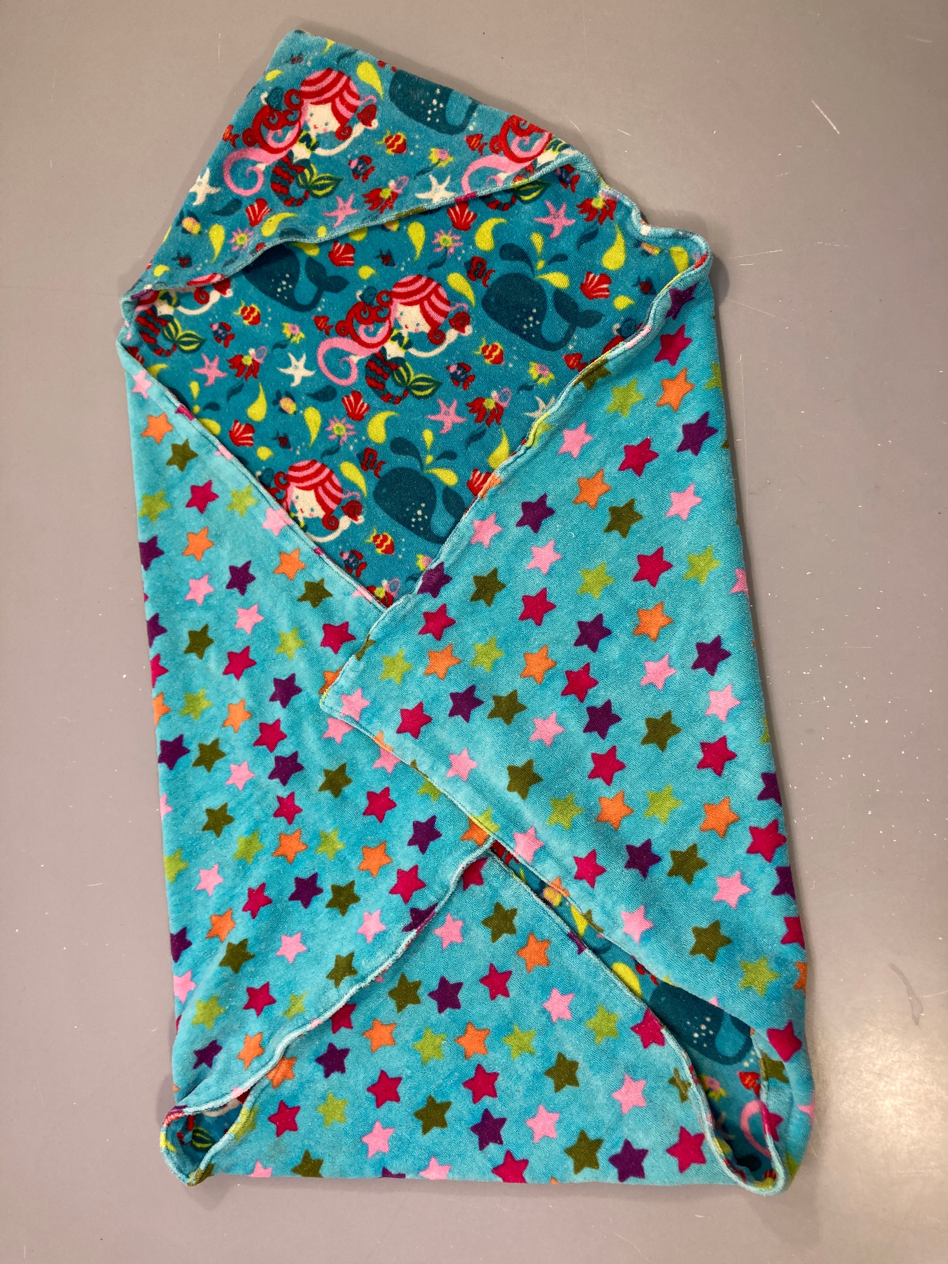 Cape de bain turquoise imprimé sirènes étoiles multicolores