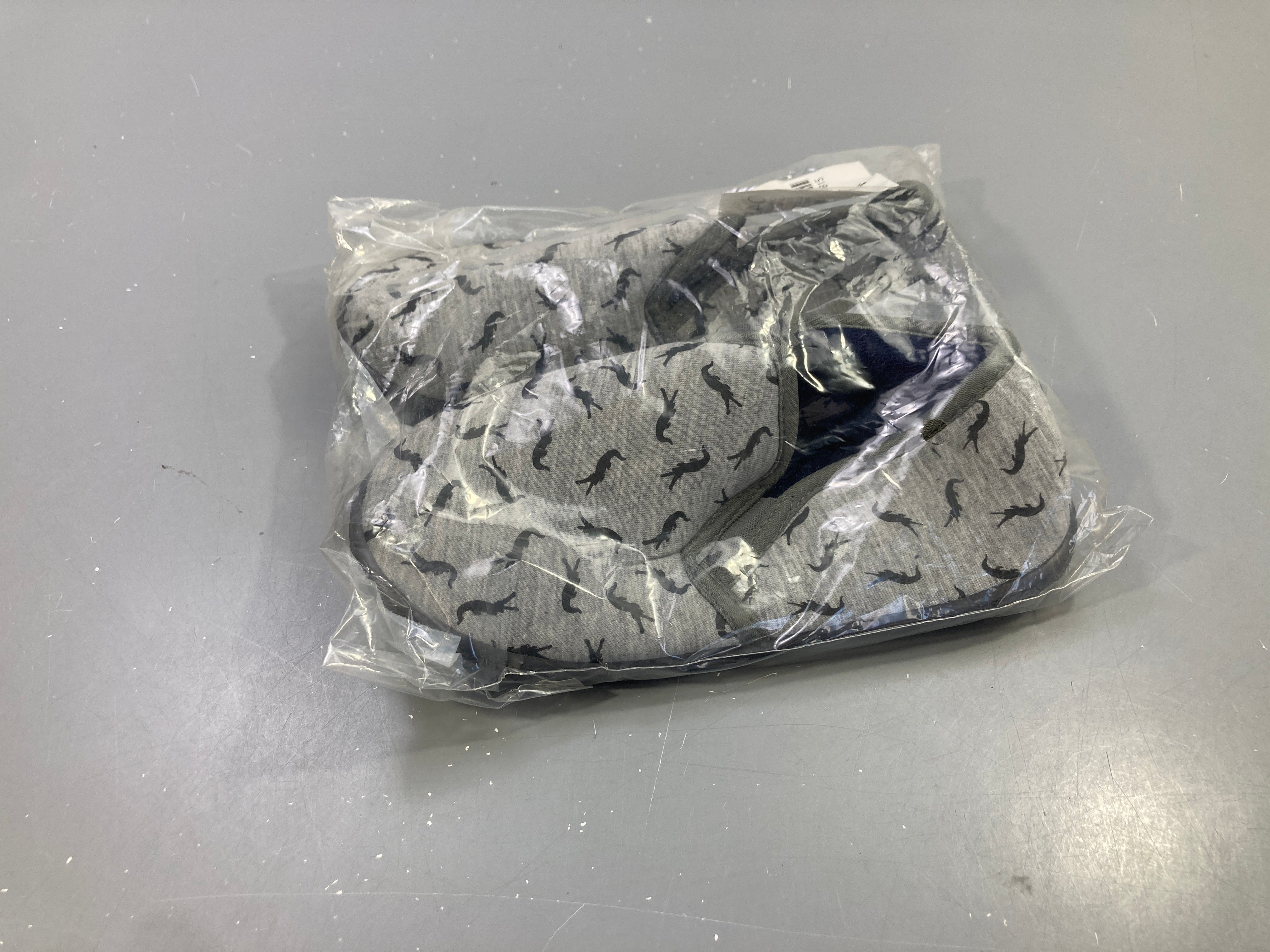 Neuf-Chaussons gris chiné imprimé crocodiles