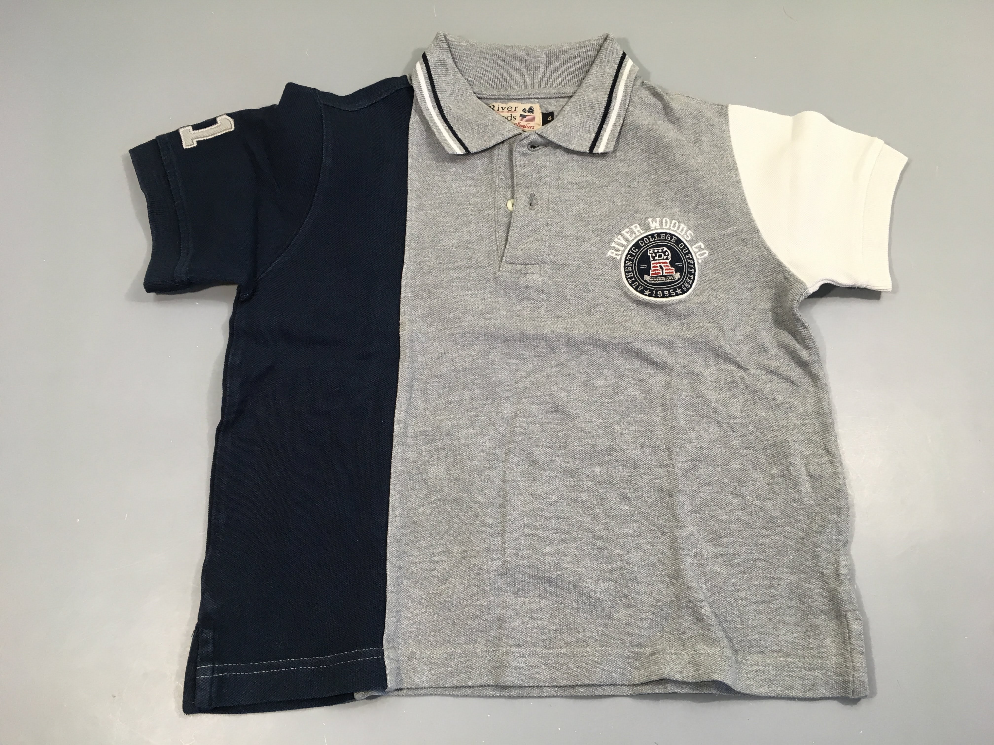 Polo gris clair , marine et blanc