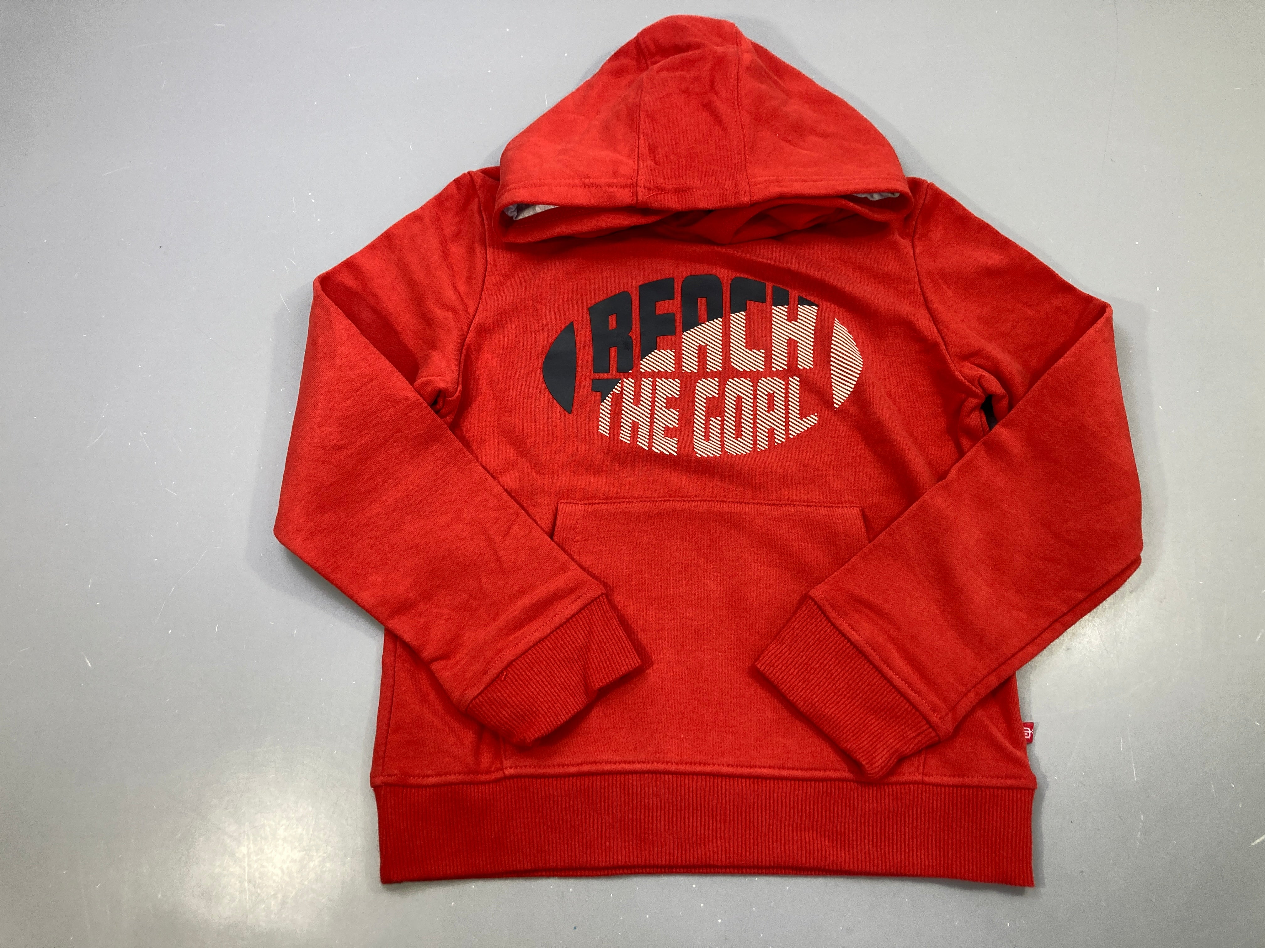 Sweat capuche rouge imprimé Reach The Goal ballon