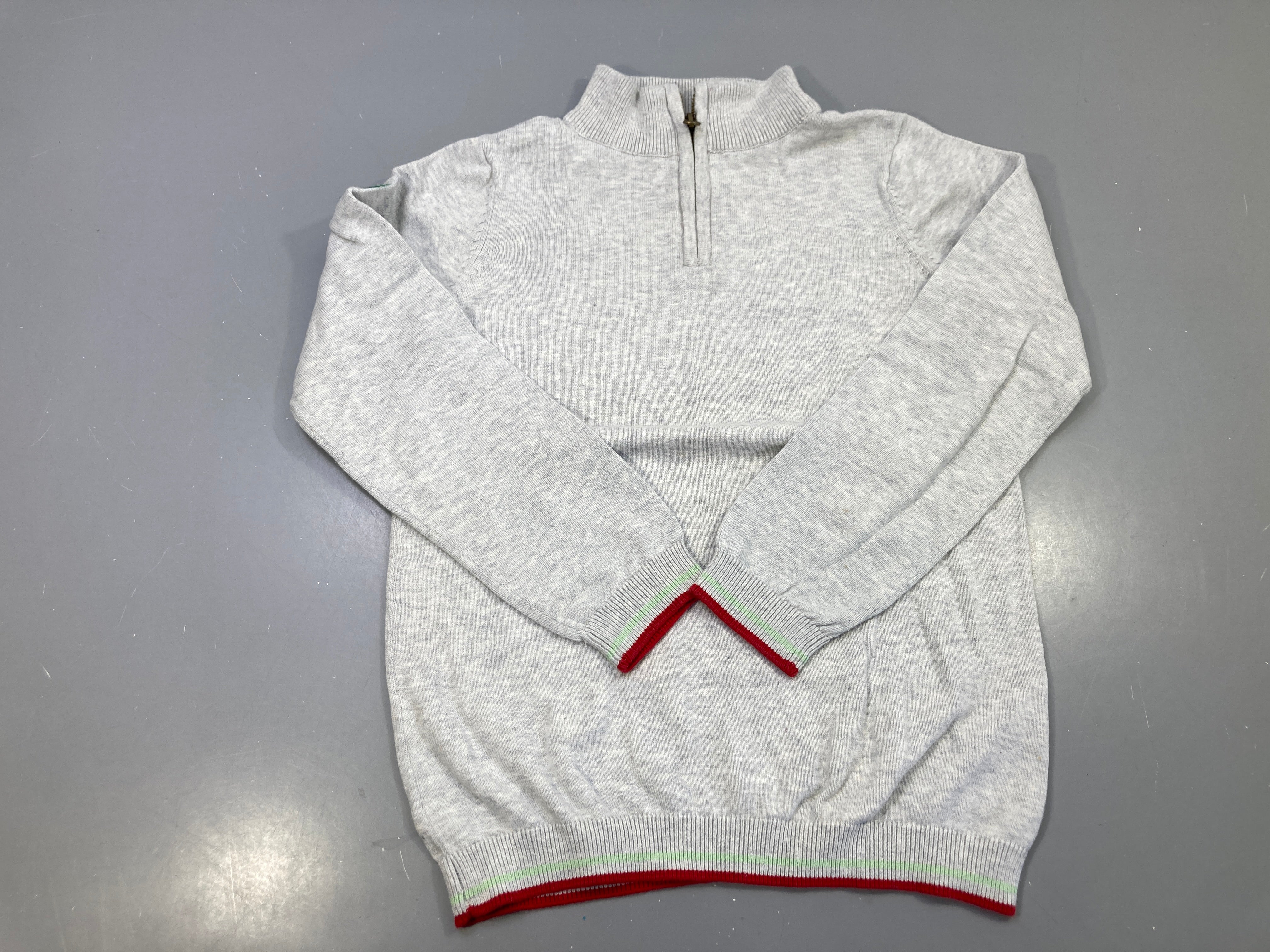 Pull col montant zippé gris chiné rayures rouge vert