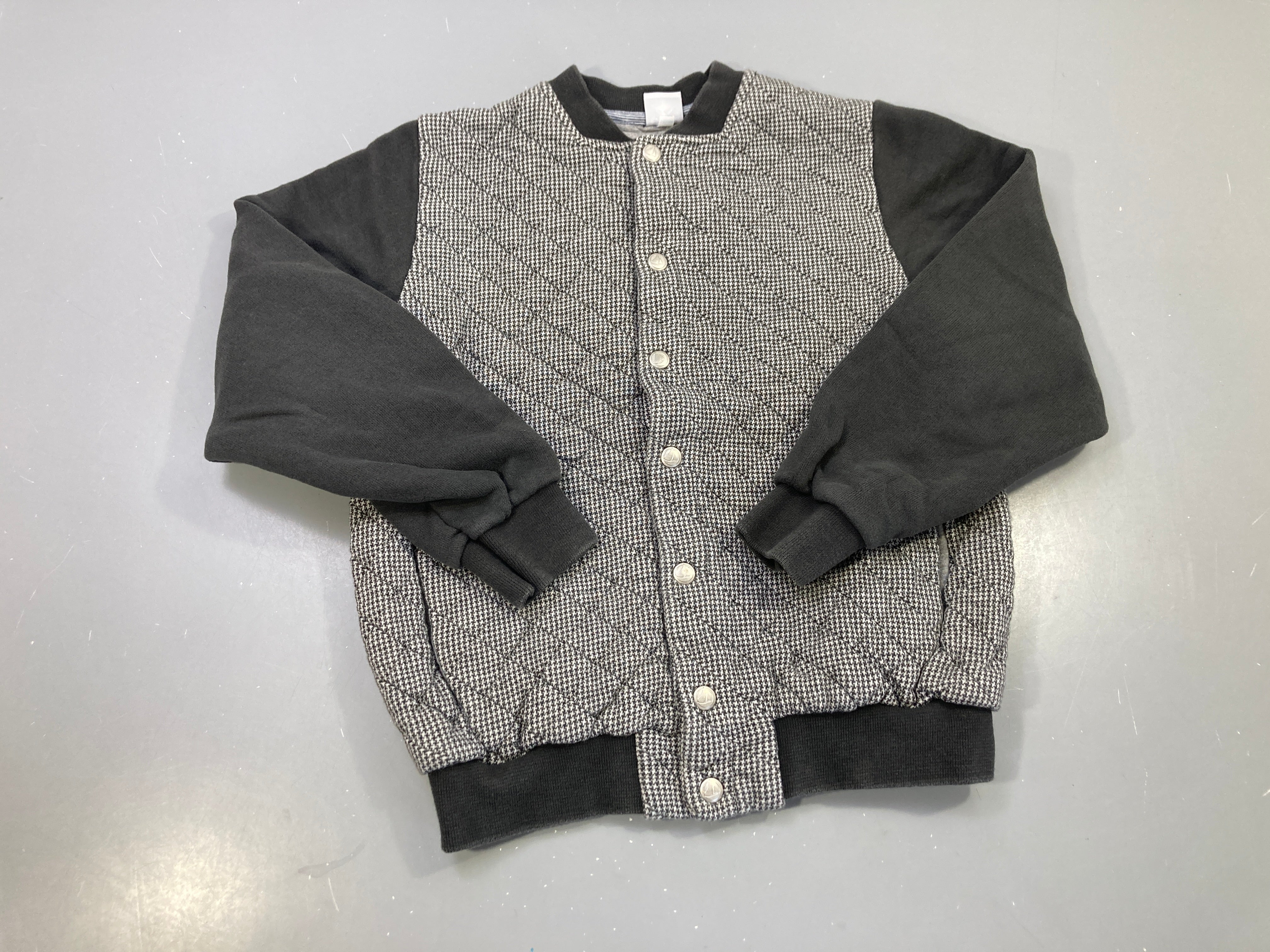 Sweat à pressions matelassé pied-de-poule gris manches anthracite