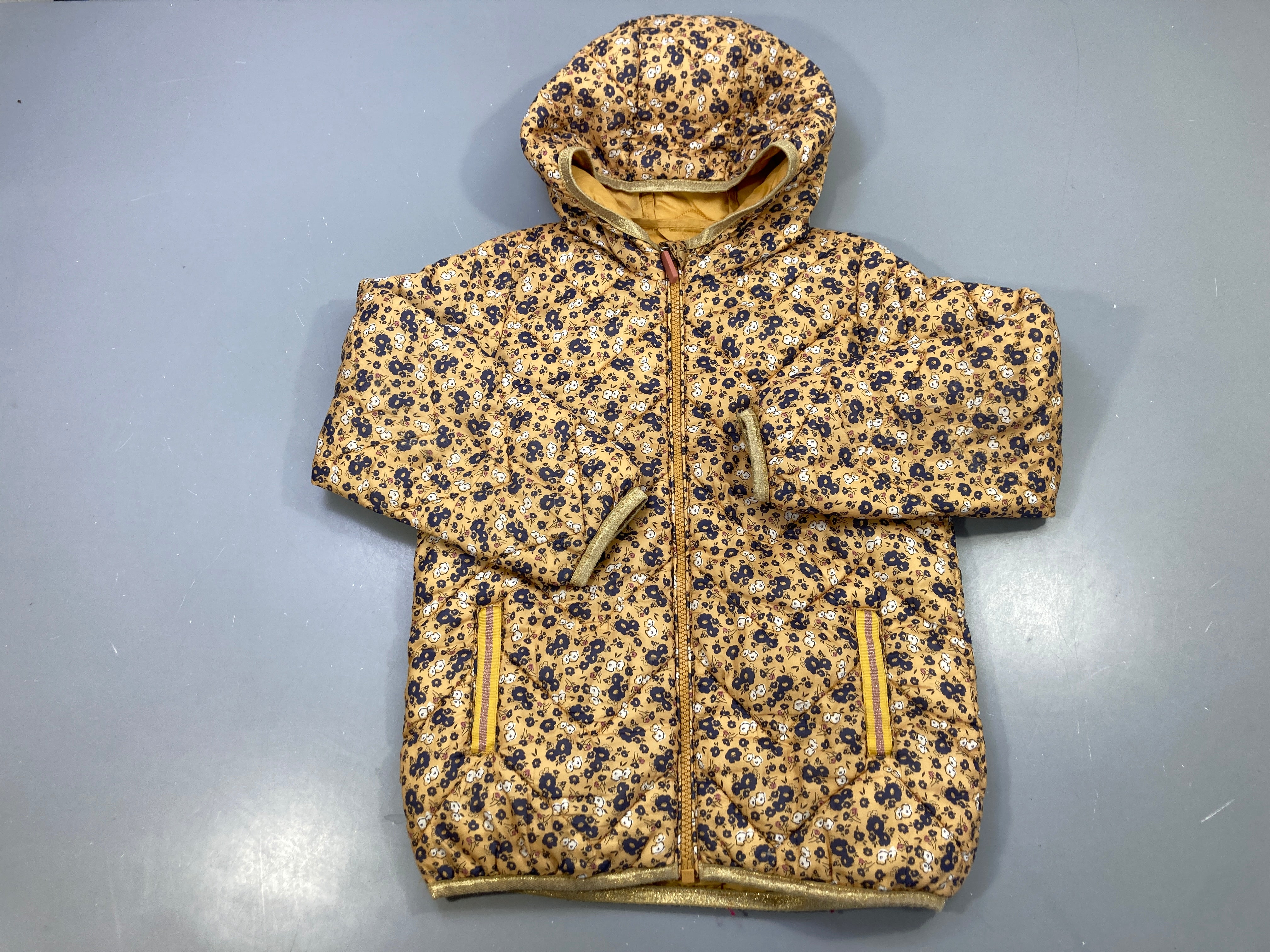 Doudoune light capuche moutarde fleurs marine