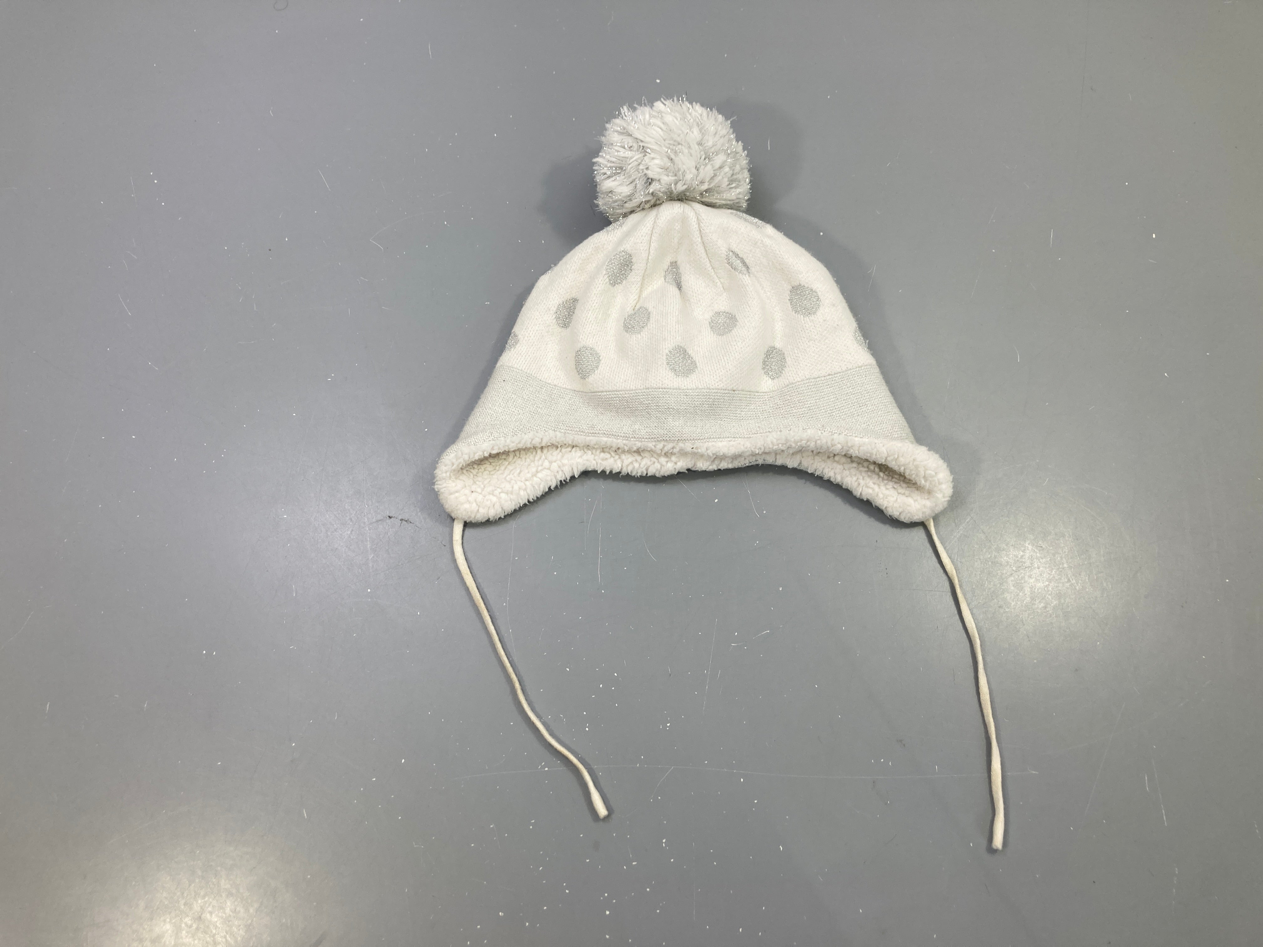 Bonnet blanc à pois, pompon, oreillettes  doublé sherpa 48 cm