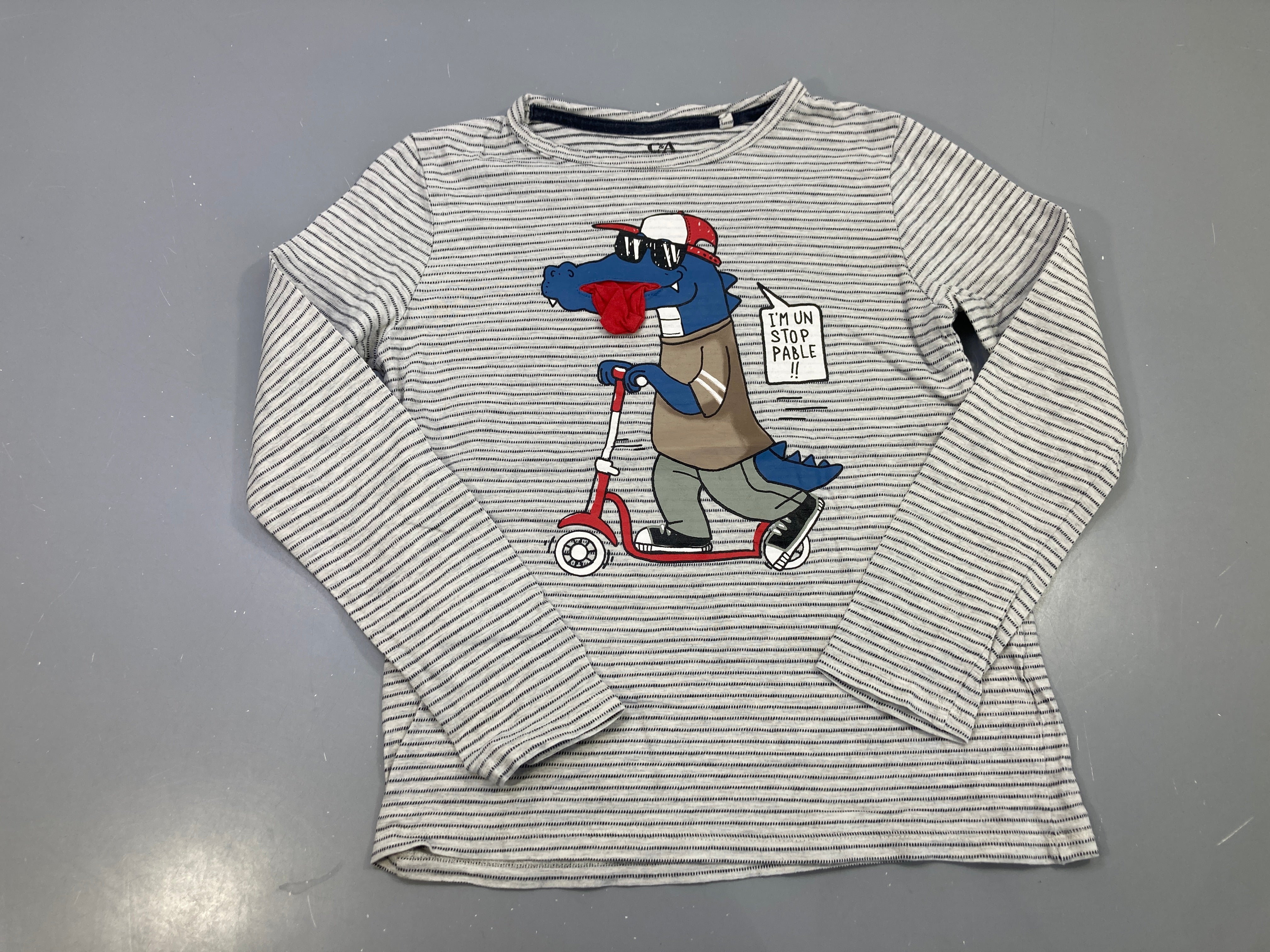T-shirt m.l gris rayé noir, crocodile trottinette