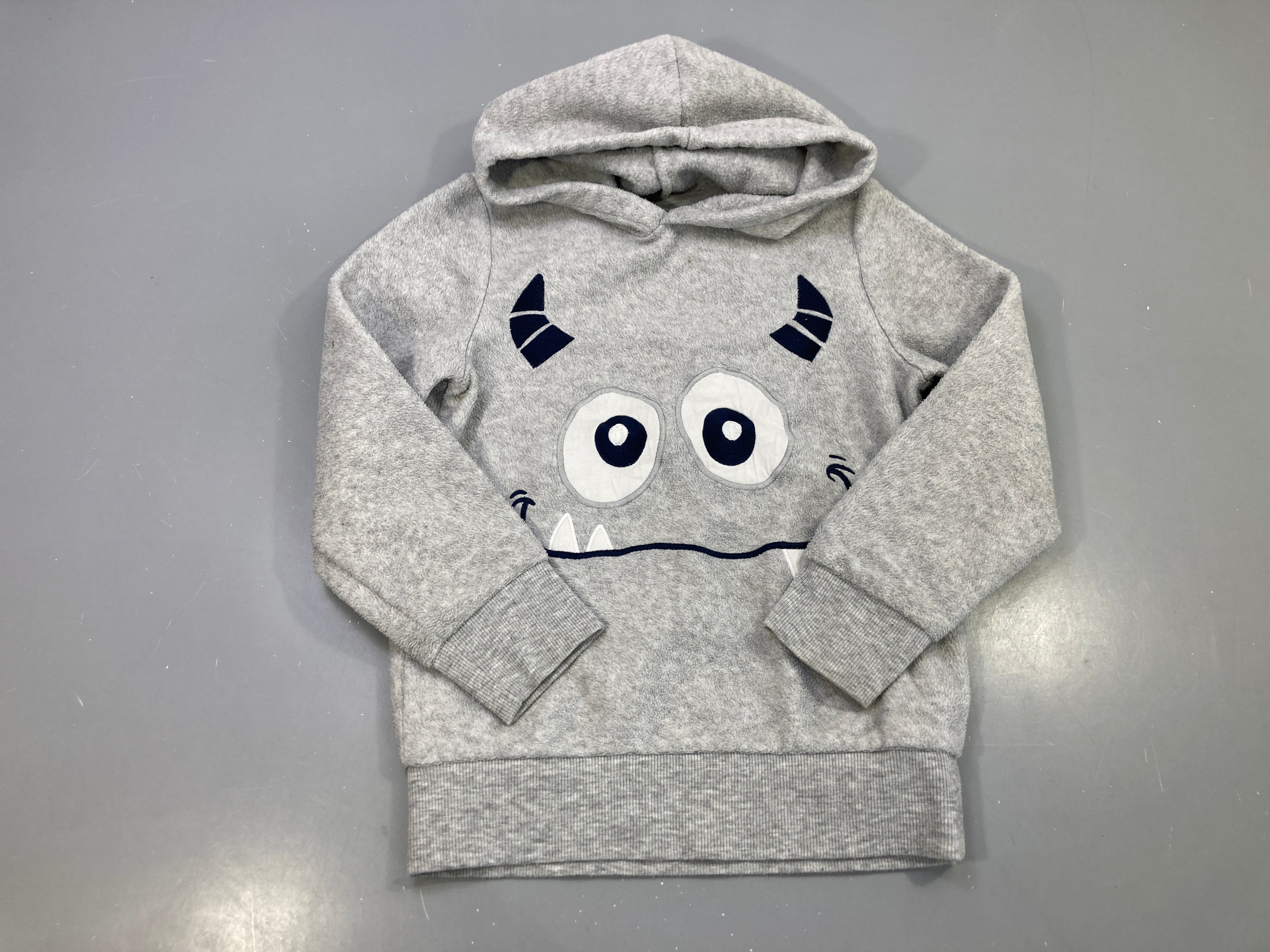 Sweat polar à capuche gris chiné, motif monstre appliqué