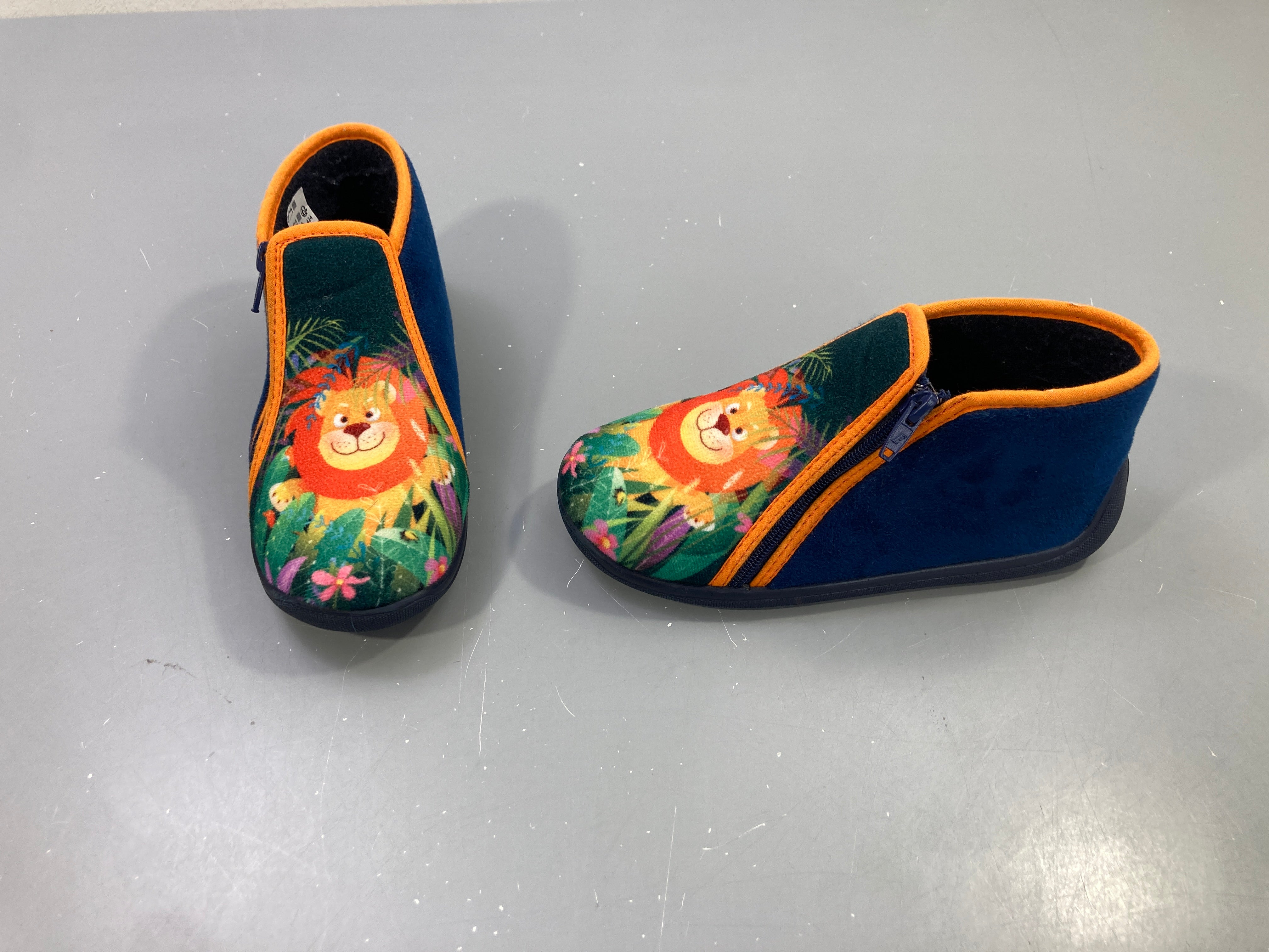 Etat neuf! Pantoufles bleu marine zippés, motif lion jungle (soutien plantaire) Constan Bossi