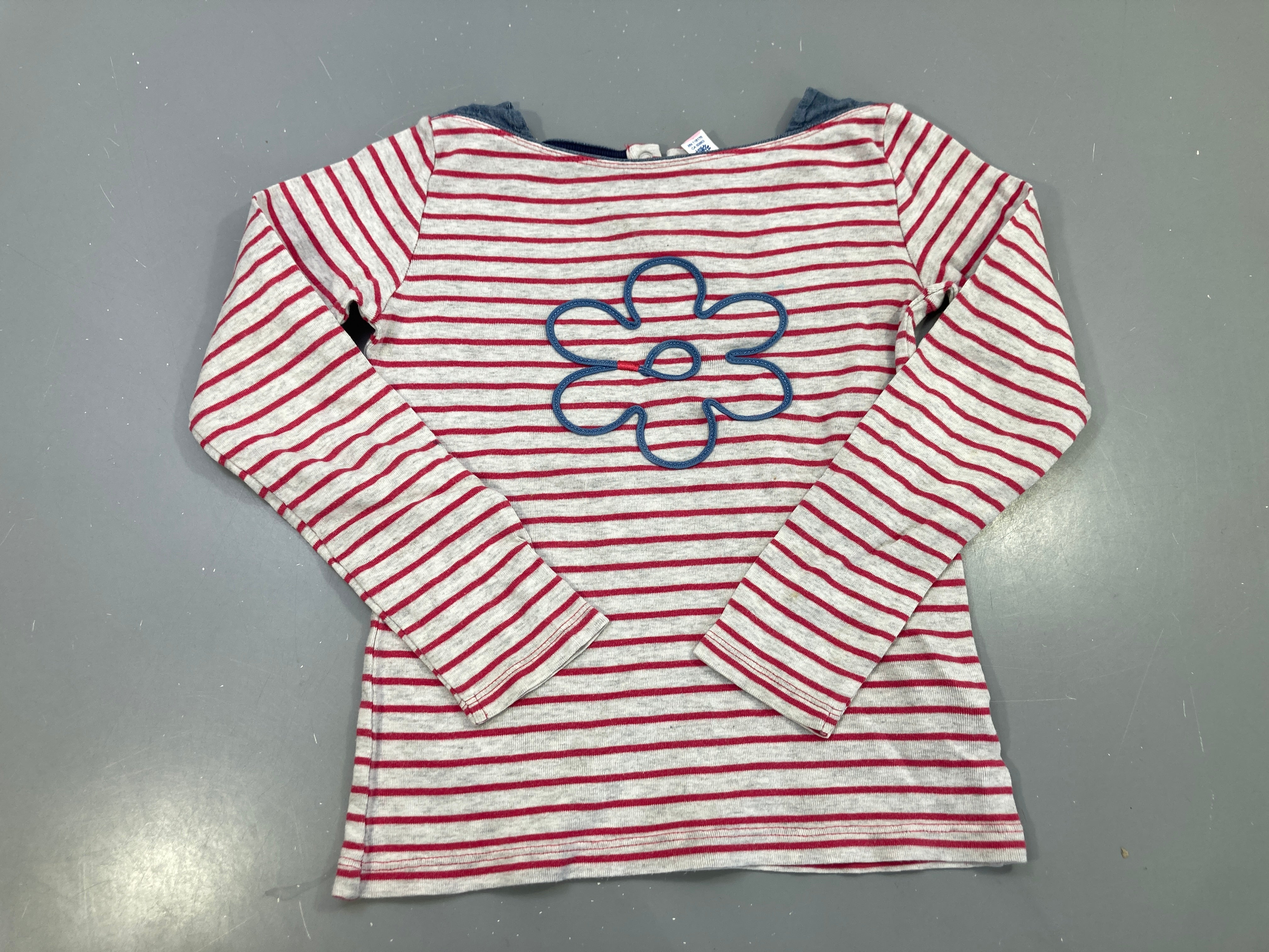 T-shirt m.l gris rayé rouge, fleur brodée bleue, petite trace bleu avant