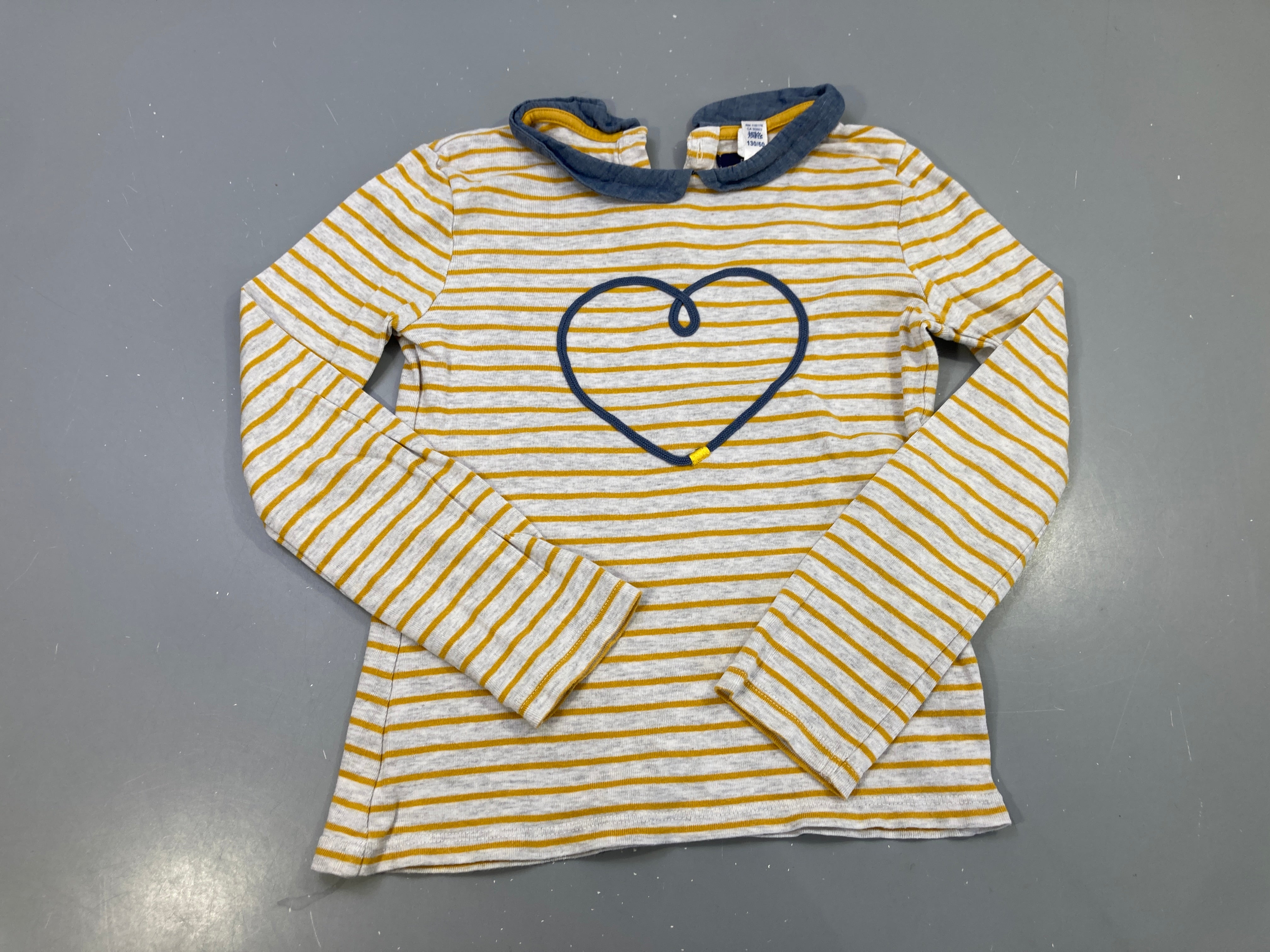 T-shirt m.l gris moutarde rayé, coeur brodé bleu marine