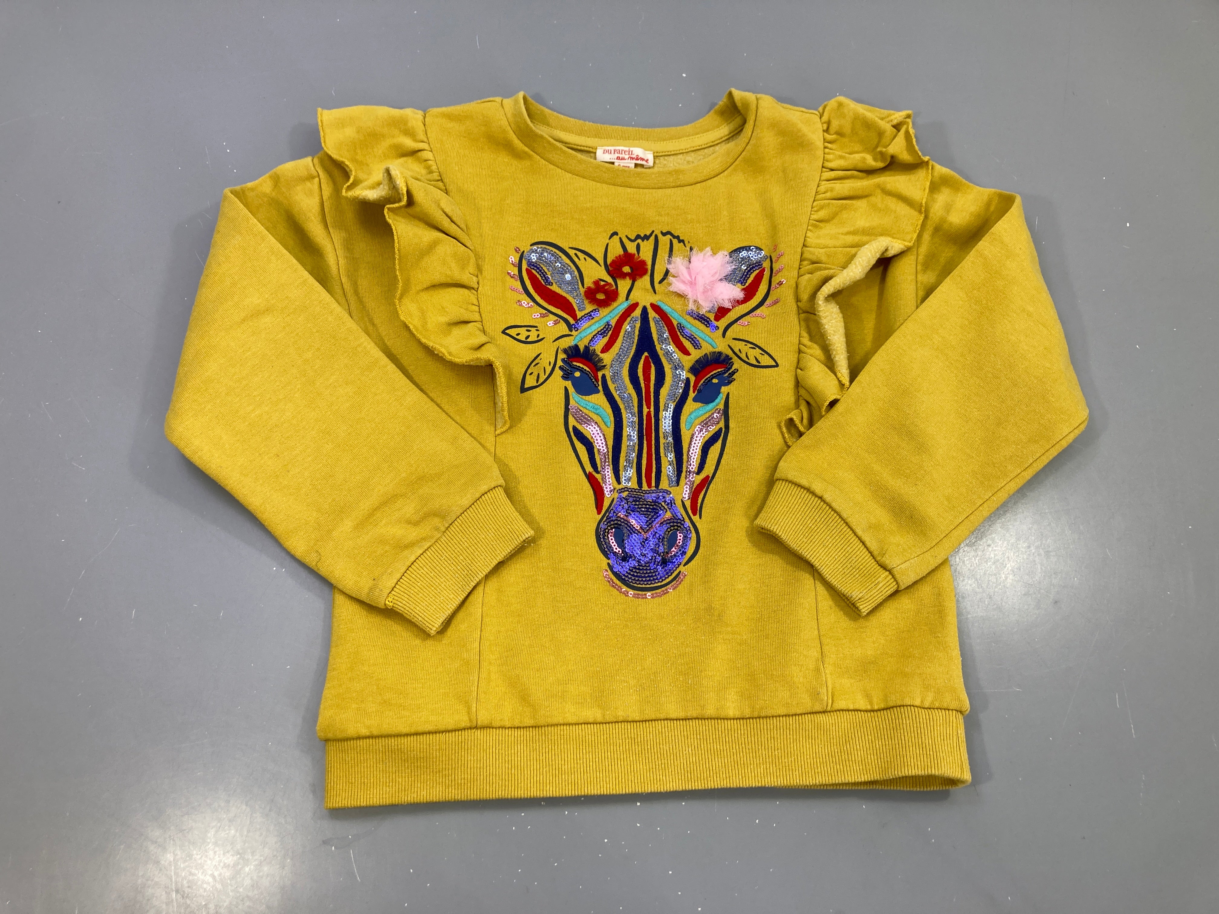 Sweat moutarde, tête de zèbre sequins, volants épaules Légèrement bouloché