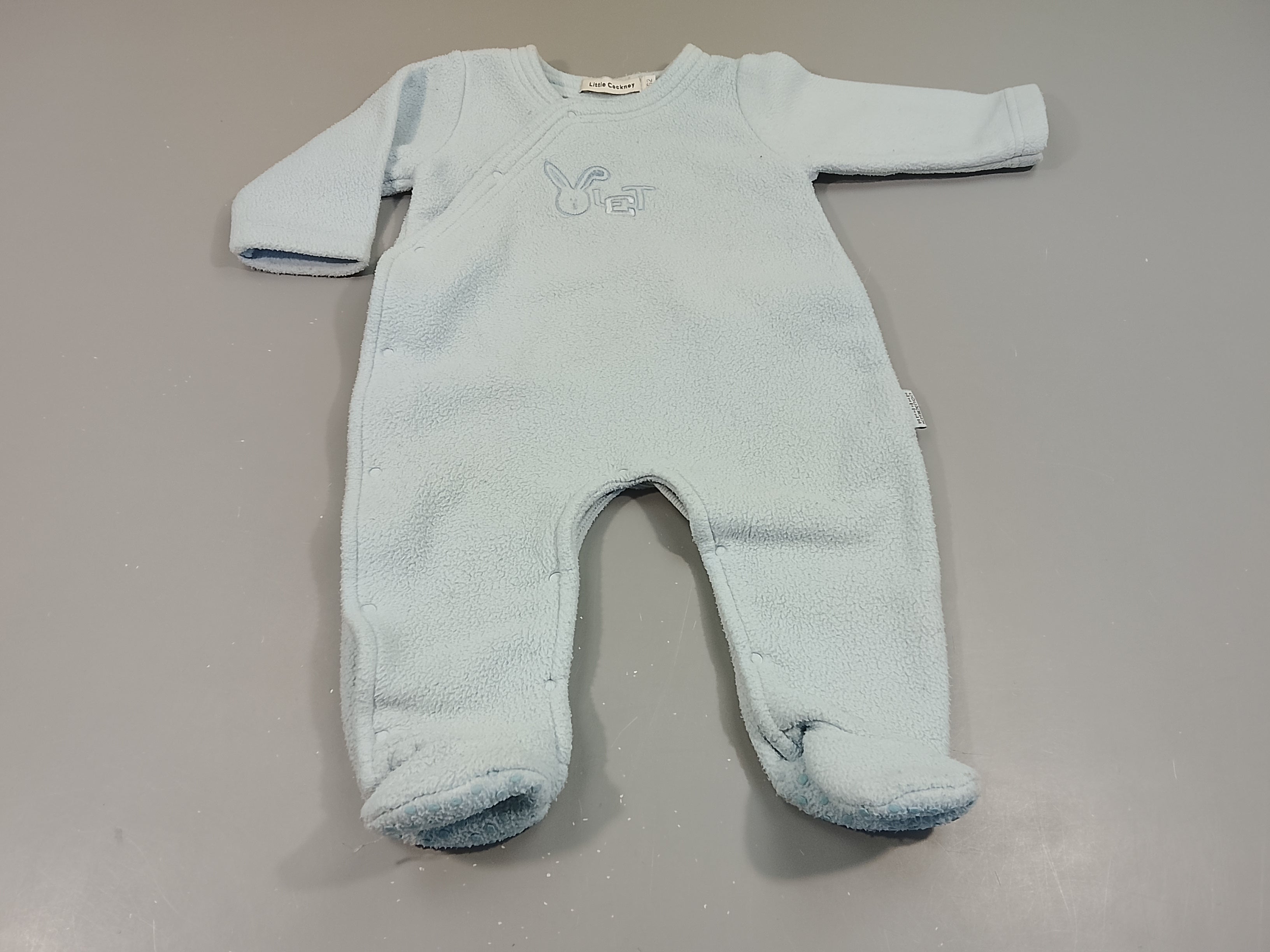 Pyjama velours Little Cockney bleu clair , tête de lapin. Un peu bouloché