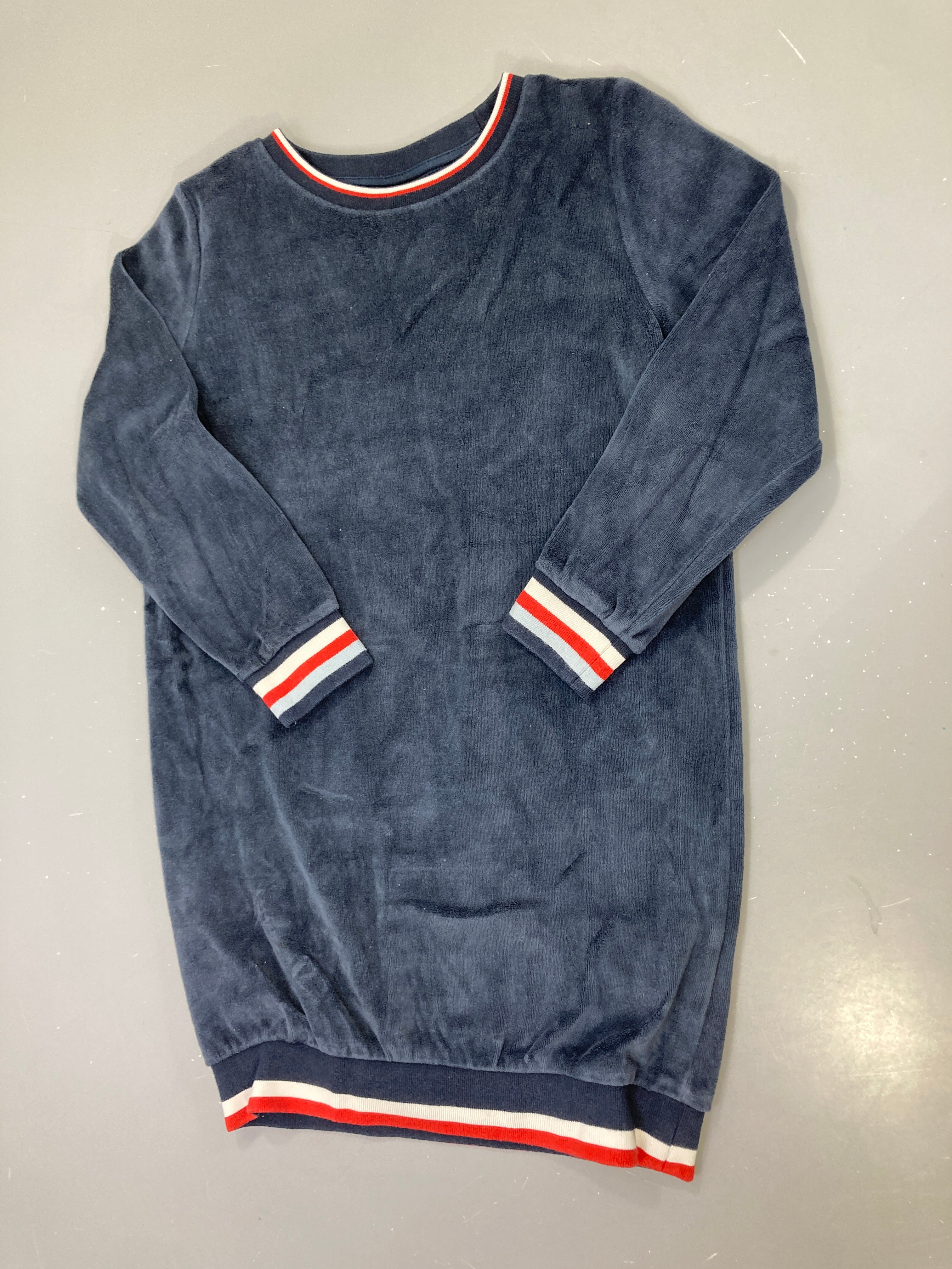 Robe pull velours bleu marine, bordures rouge et blanc