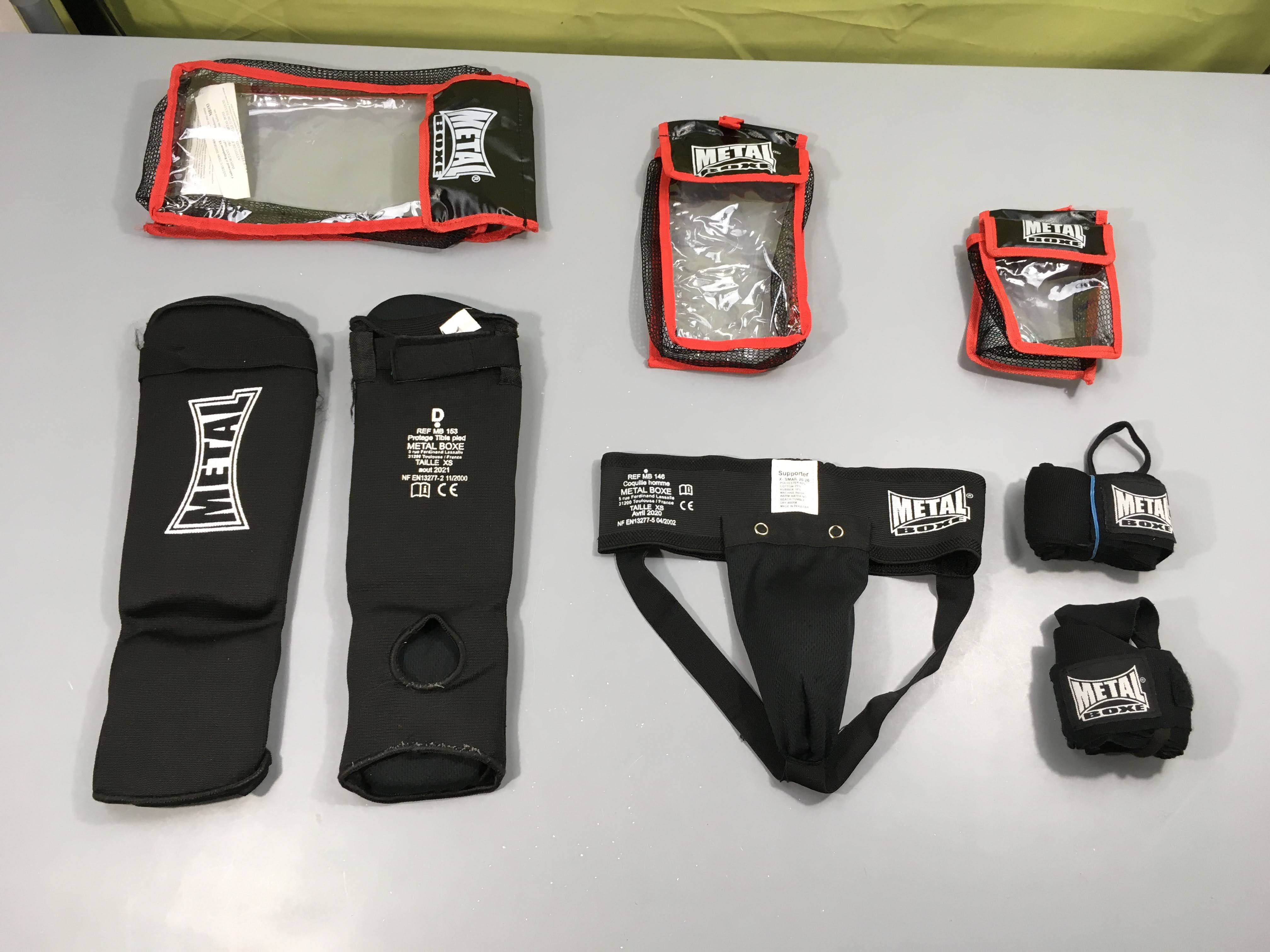 Protège tibias & pieds noir + coquille slip noir + bandes de boxe noir, XS