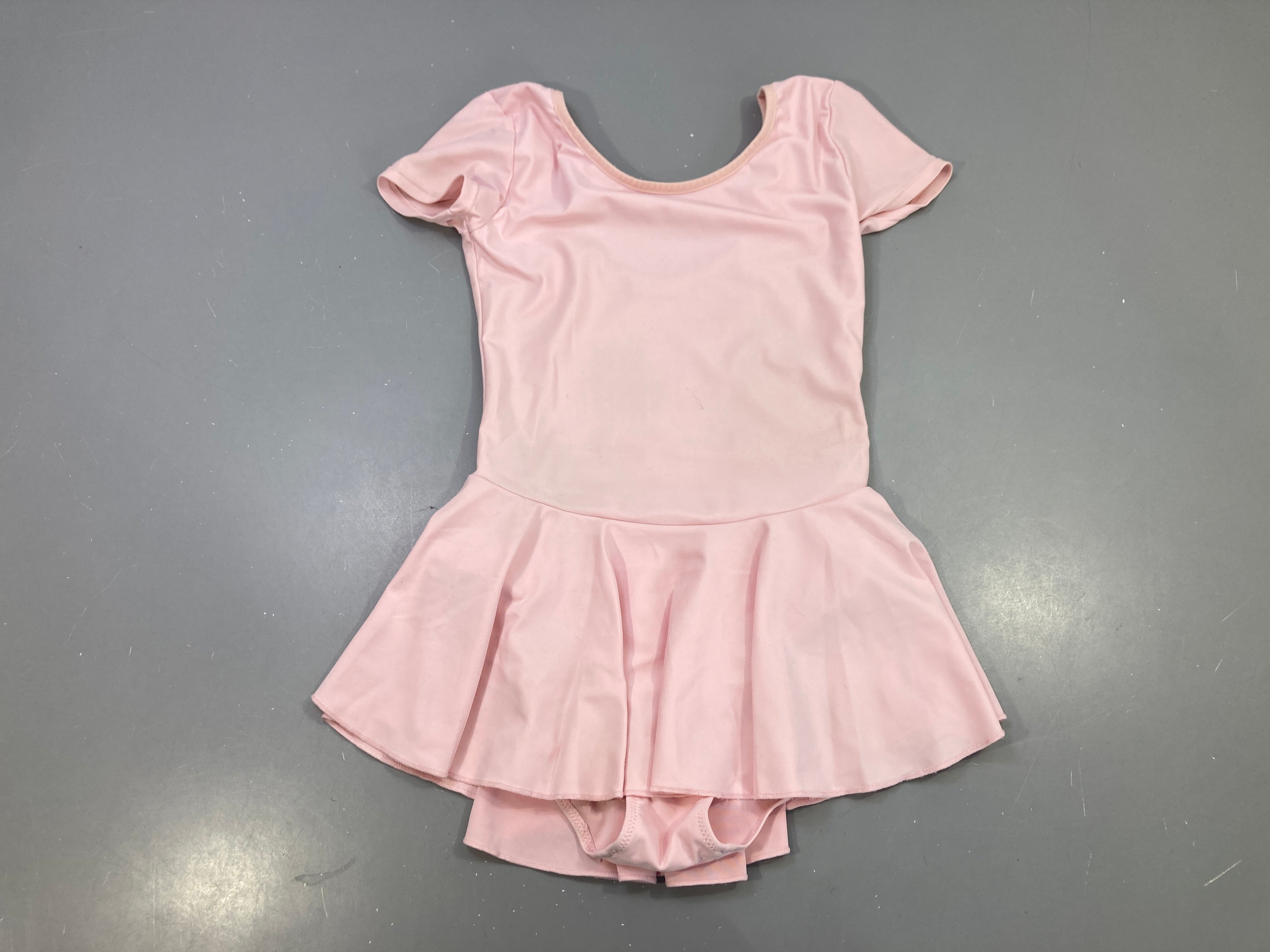 Maillot danse rose pâle, jupette, trace de bique rose?
