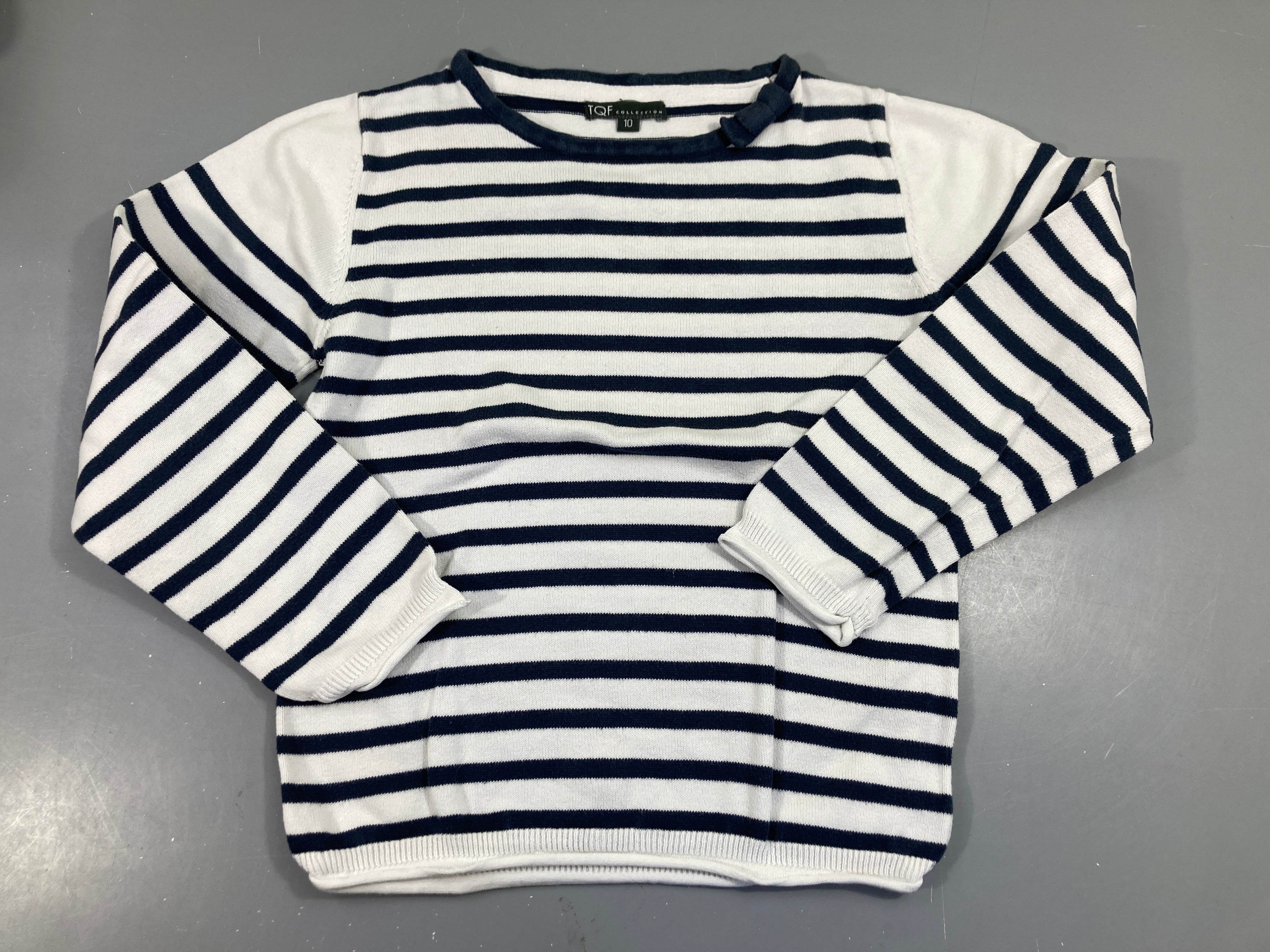 Pull blanc ligné bleu