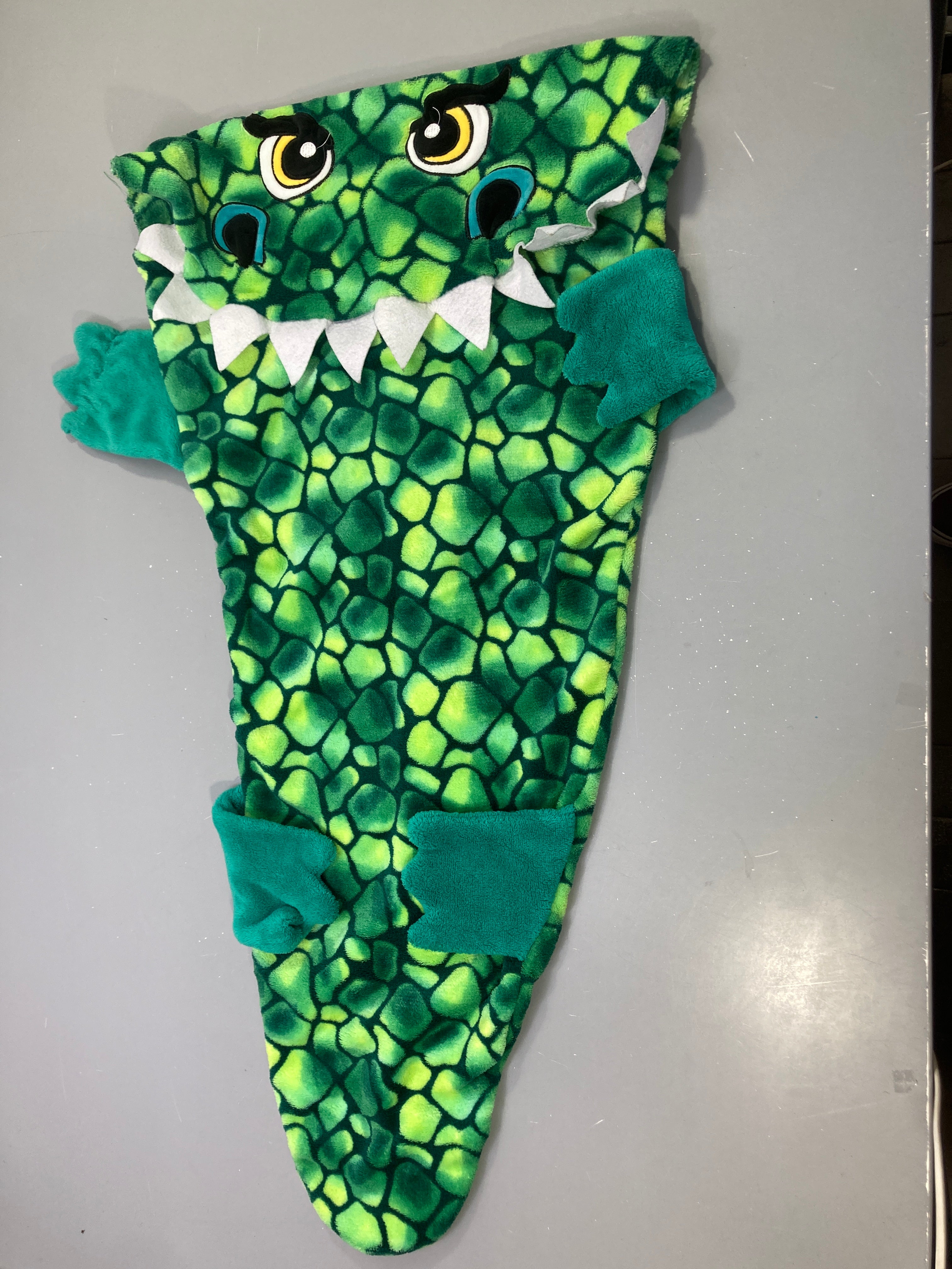 Couverture plaid à enfiler crocodile vert, capuche dents blanches