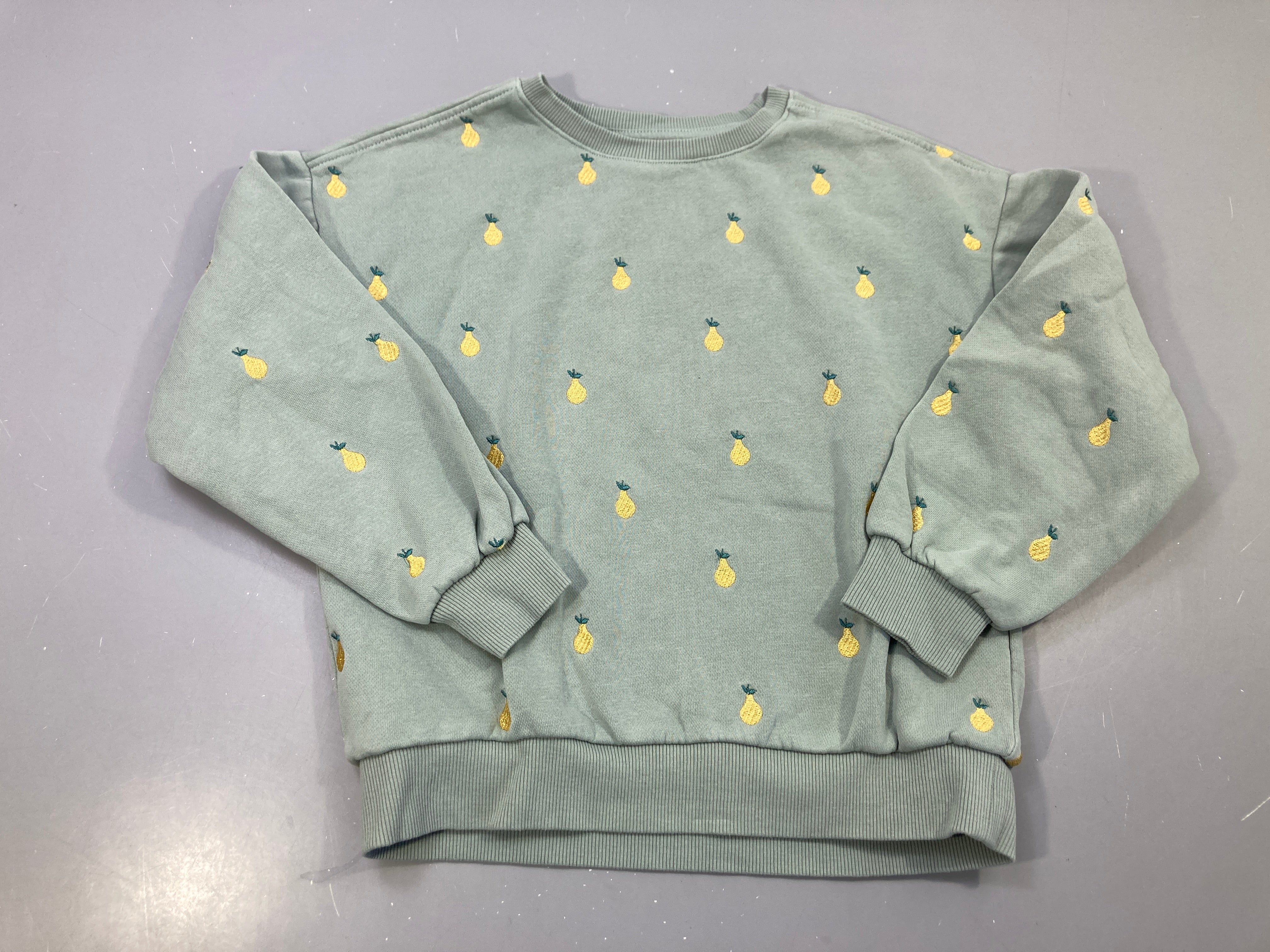 Sweat vert sauge, poires brodées