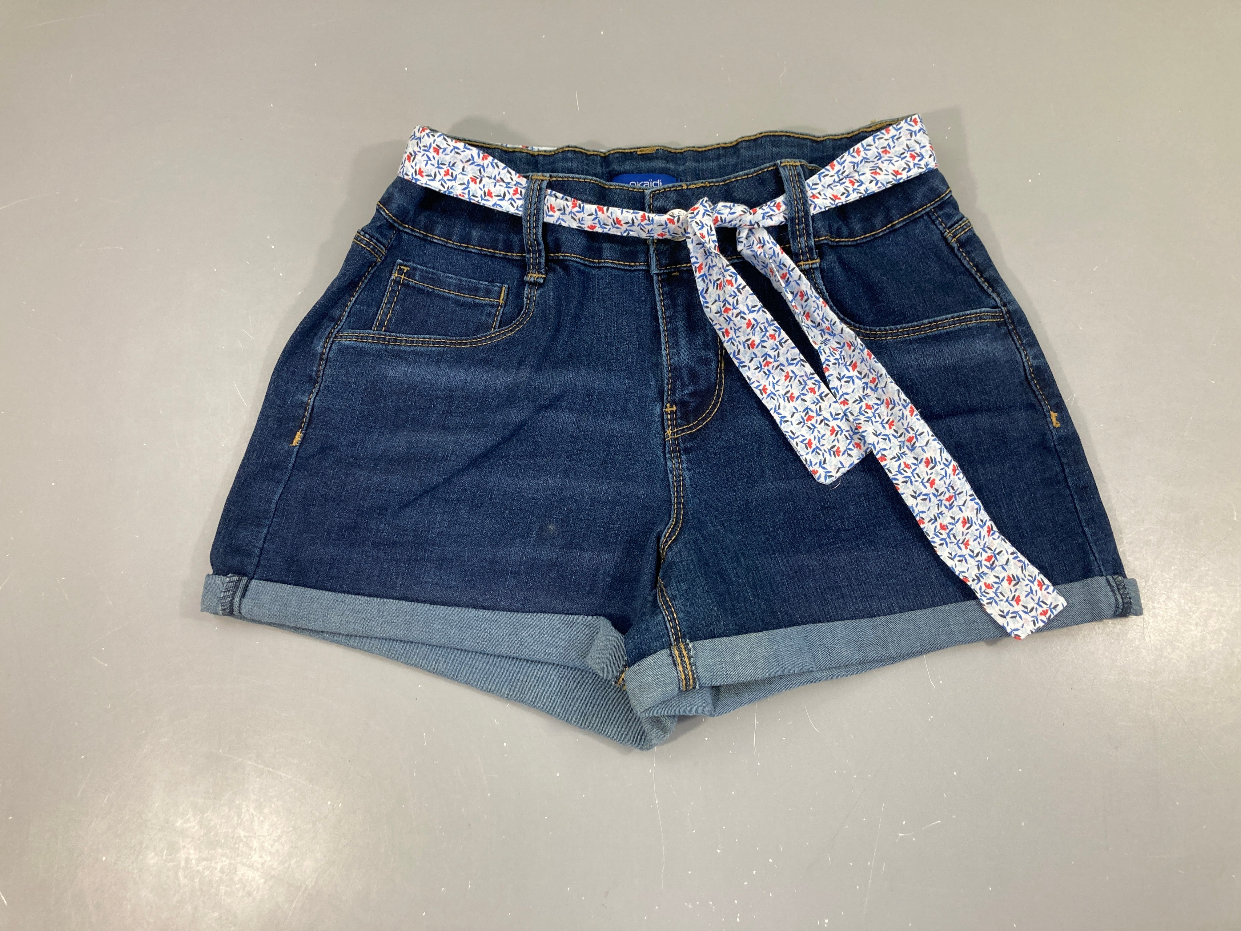 Short denim foncé à revers ceinture