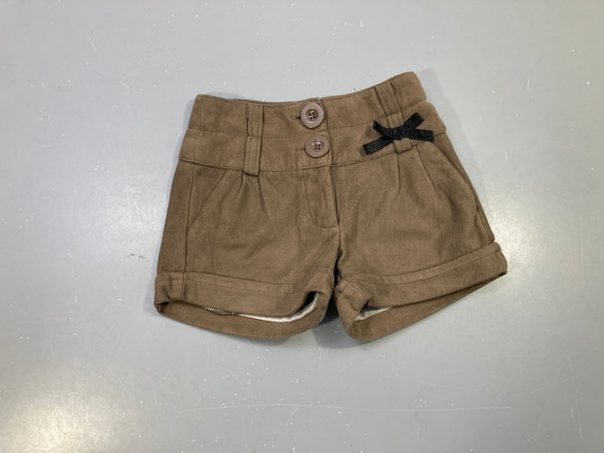 Short taupe effet daim, taille haute 2 boutons, nœud noir, revers, moins cher chez Petit Kiwi