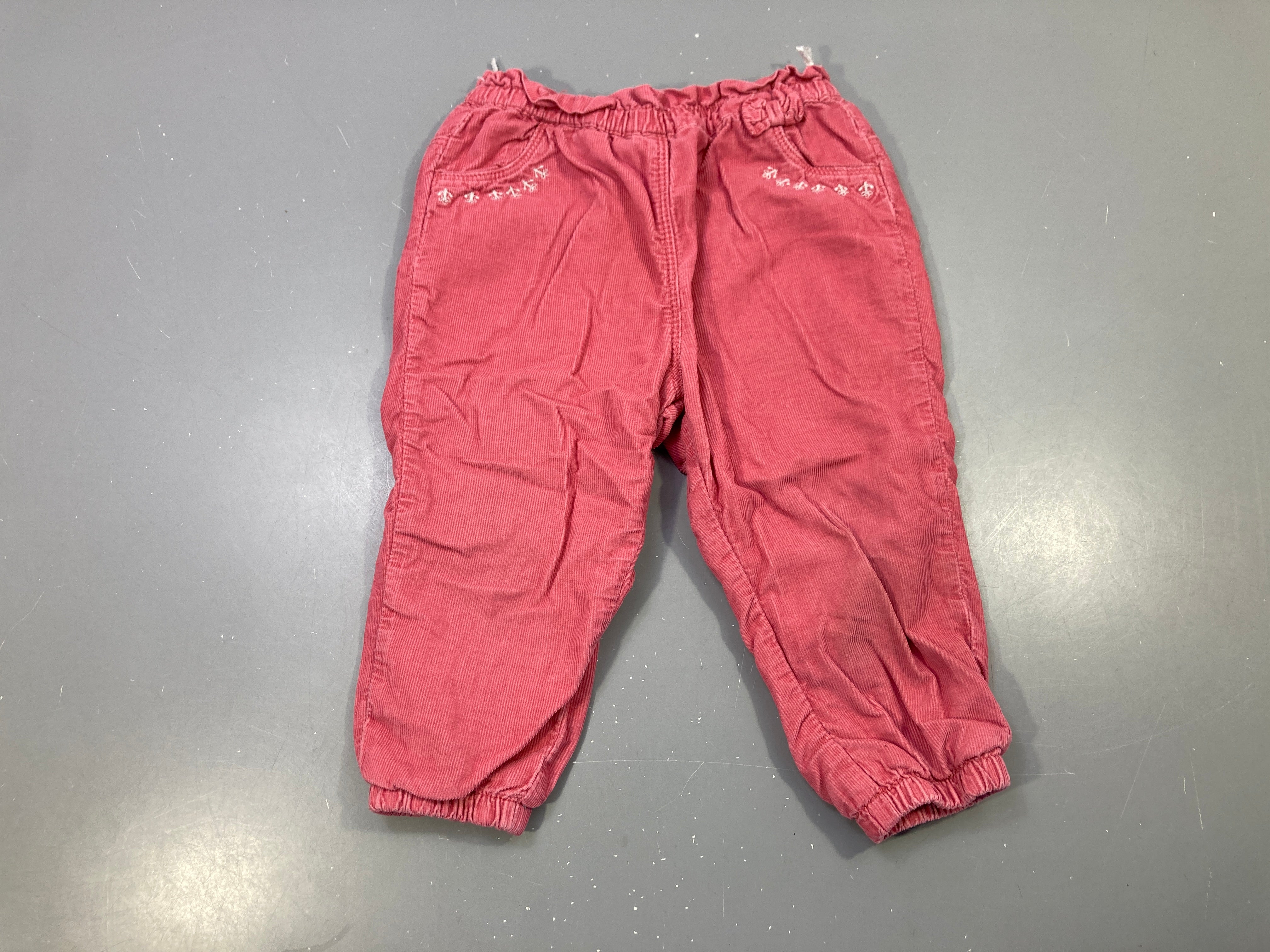 Pantalon velours côtelé vieux rose, broderies blanches, nœud, chevilles élastiquées