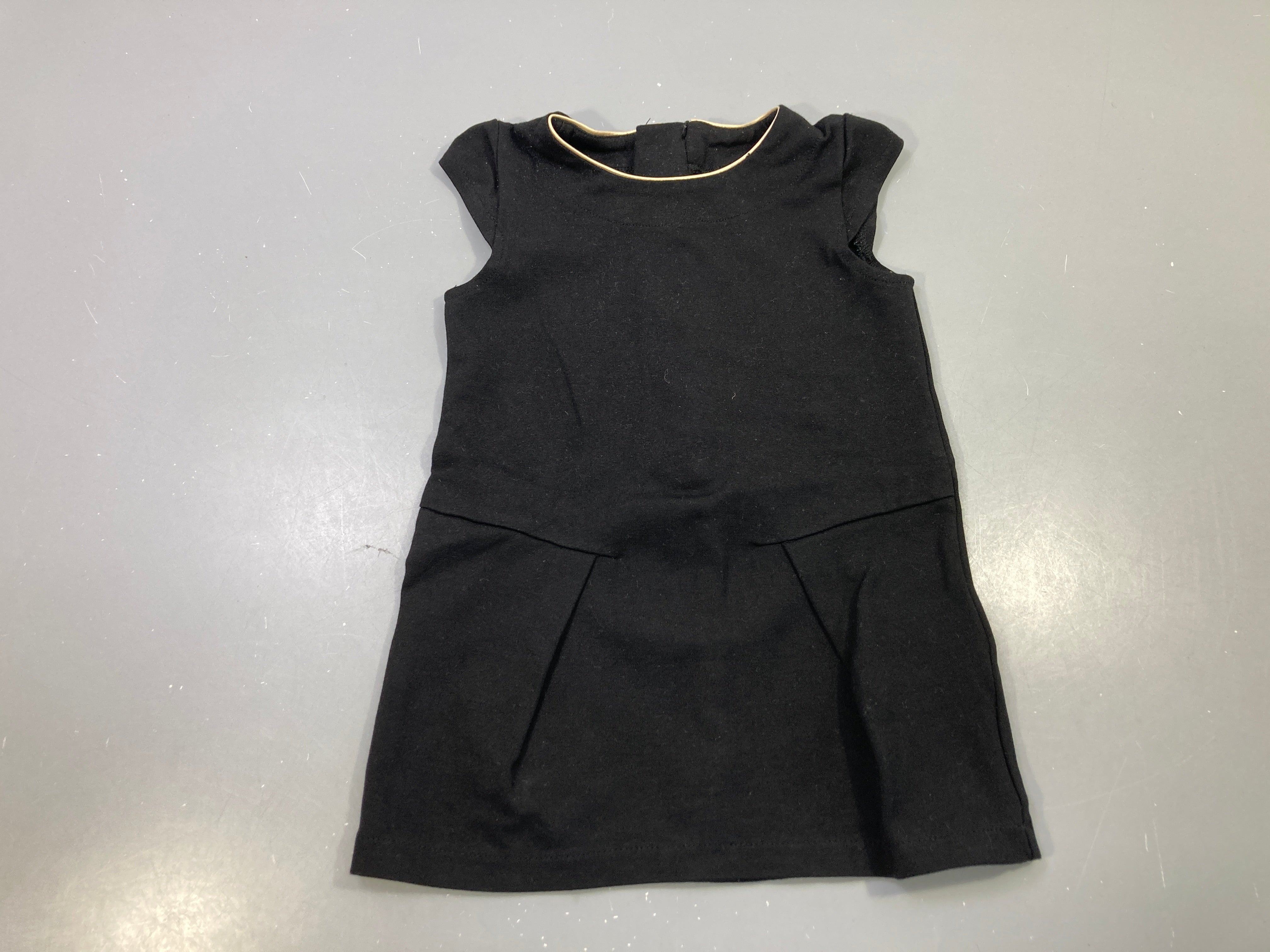 Robe m.c noire, liseré doré, plis