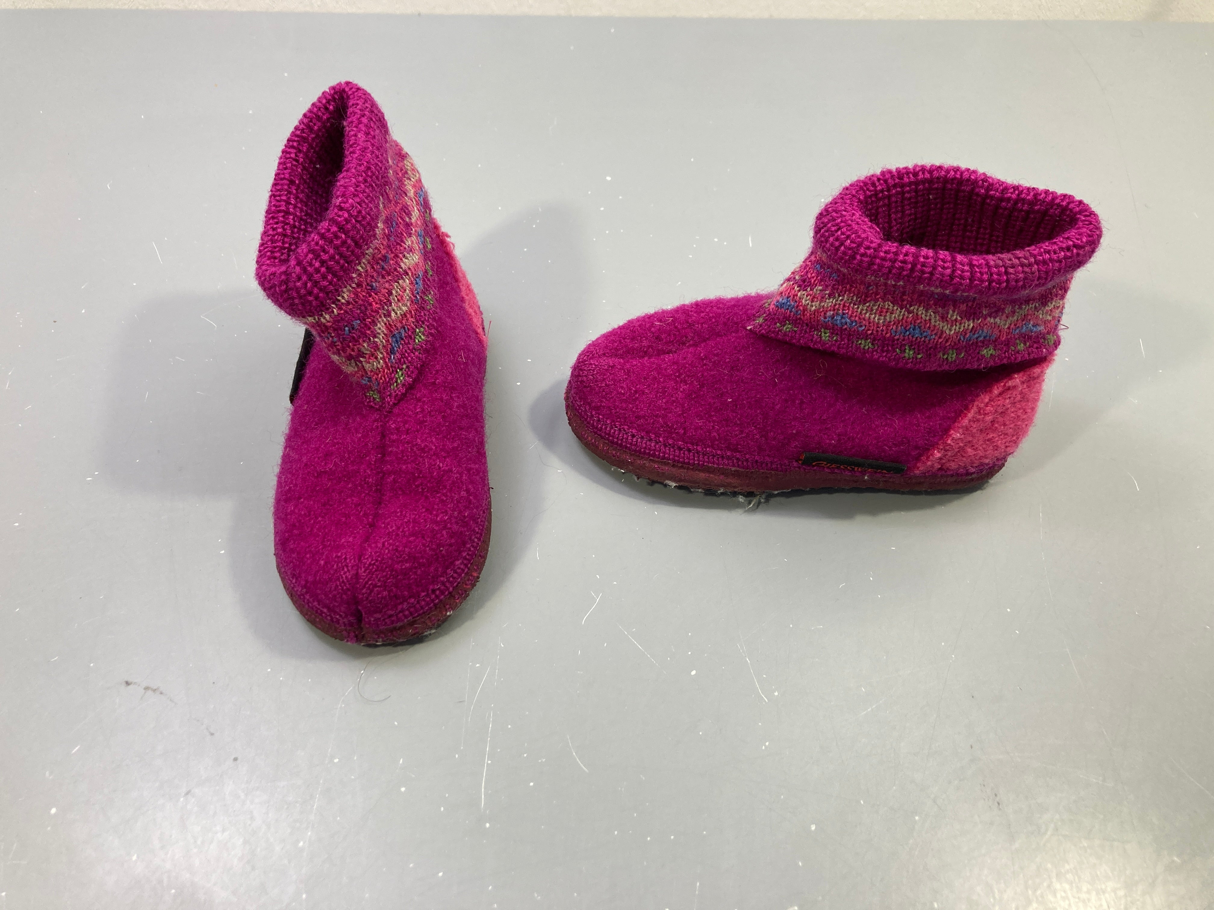 Pantoufles montants fuchsia laine bouillie, revers jacquard, Giesswein