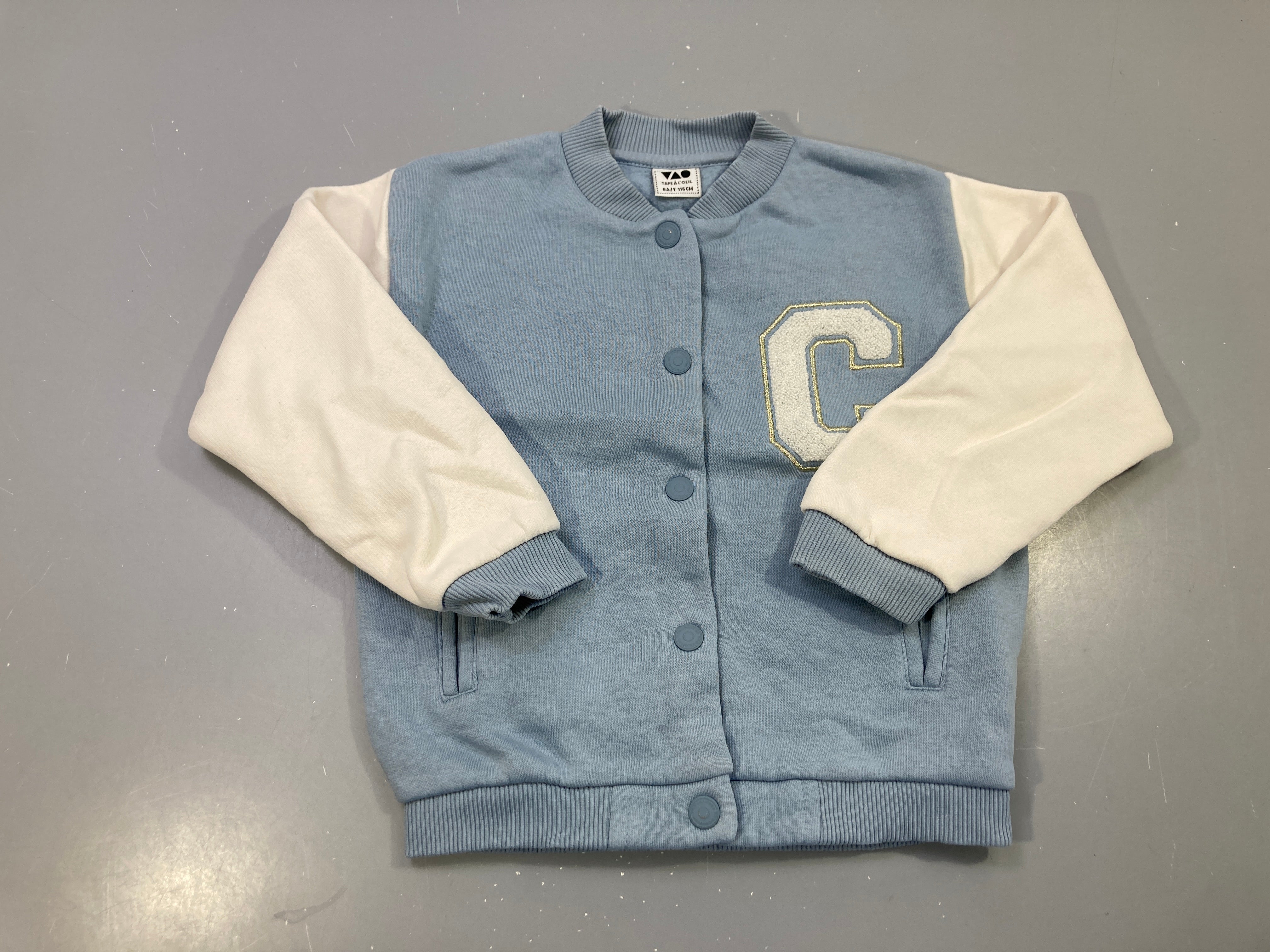 Sweat pression bleu ciel manches écrues,lettre C bouclette