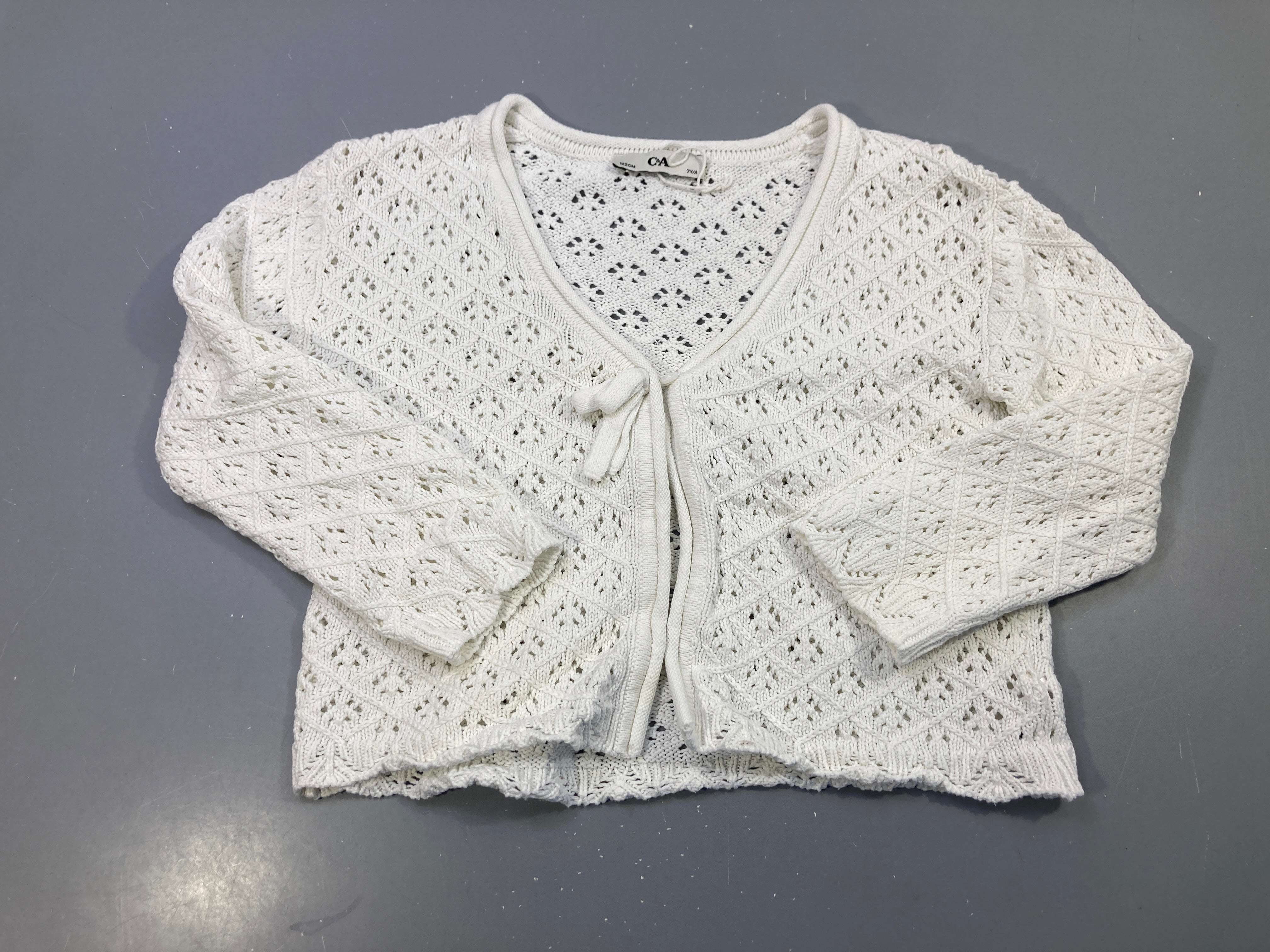 Gilet blanc maille ajourée, fermeture nœud