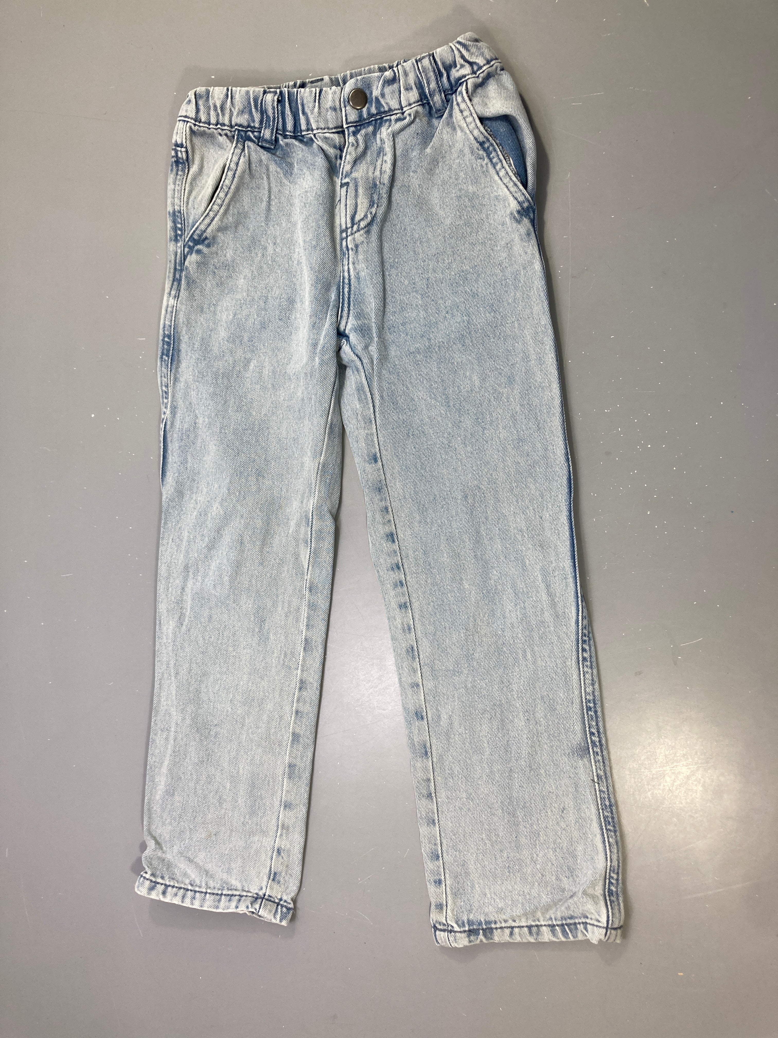 Jean bleu clair délavé coupe droite, taille élastiquée, légère tache bas