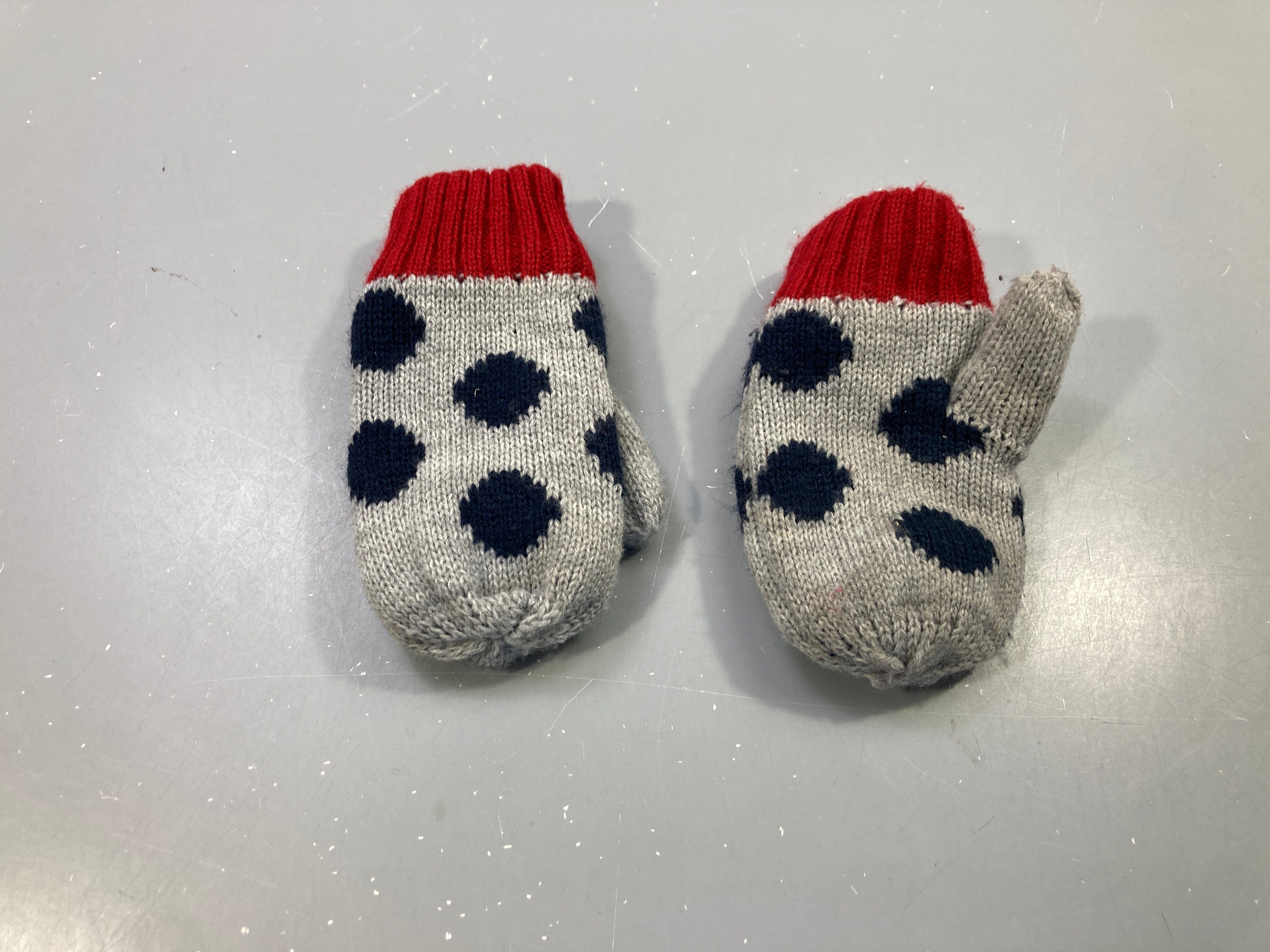 Moufles grises pois bleu marine, poignets rouges, maille