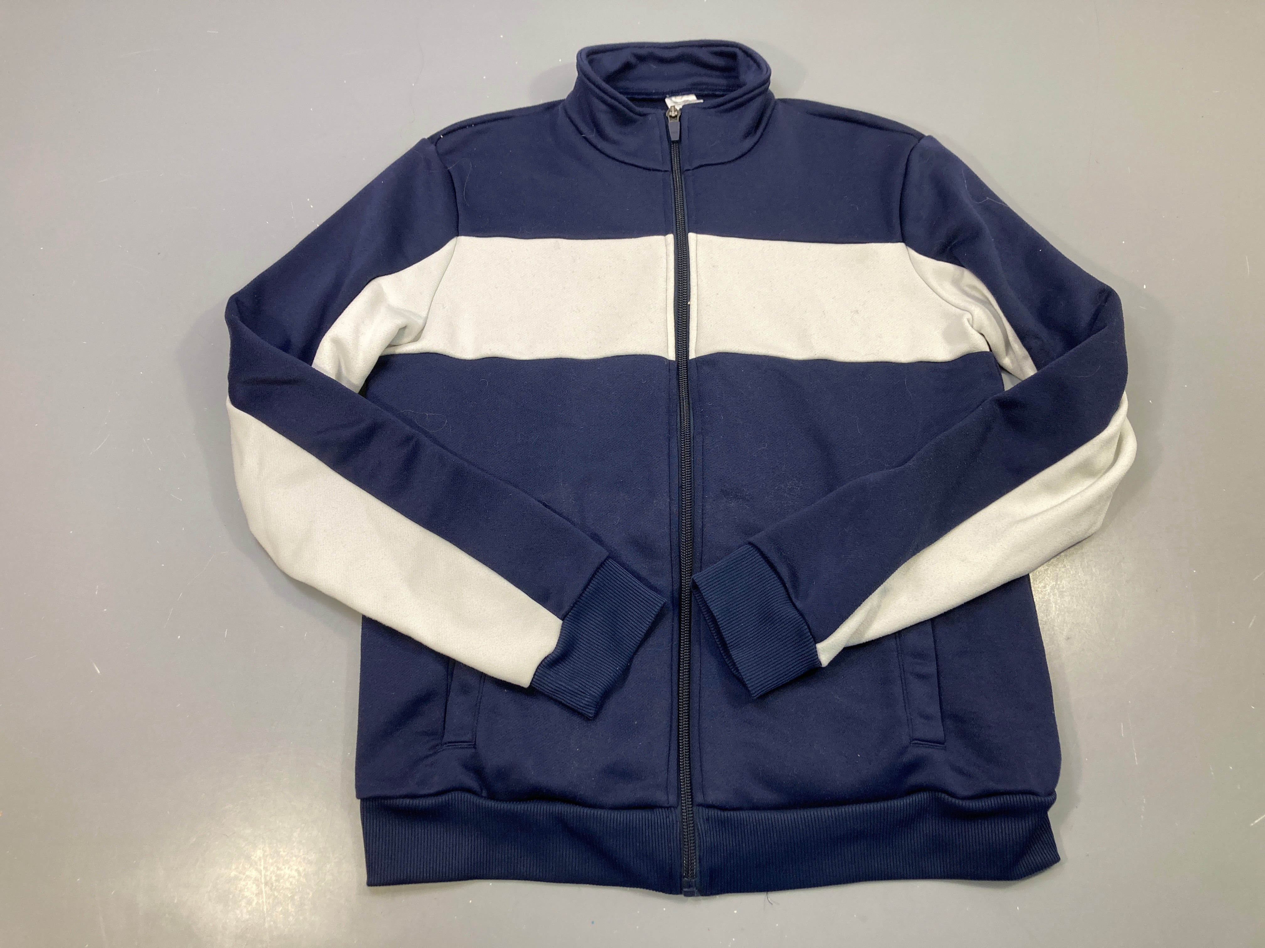 Sweat zippé bleu marine bande gris clair, col montant, poches