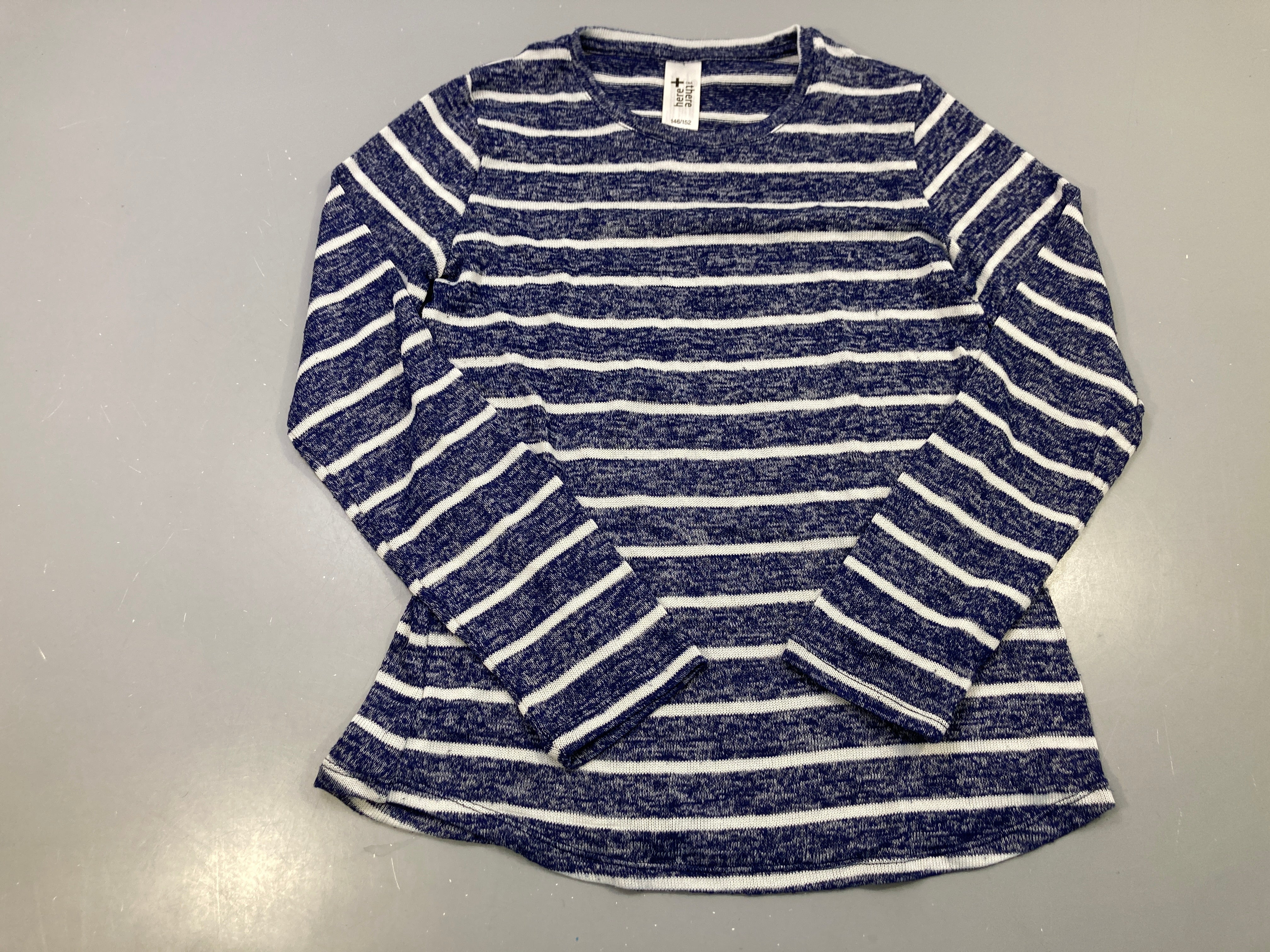 Pull extra léger bleu chiné rayé blanc, maille fine, here+there