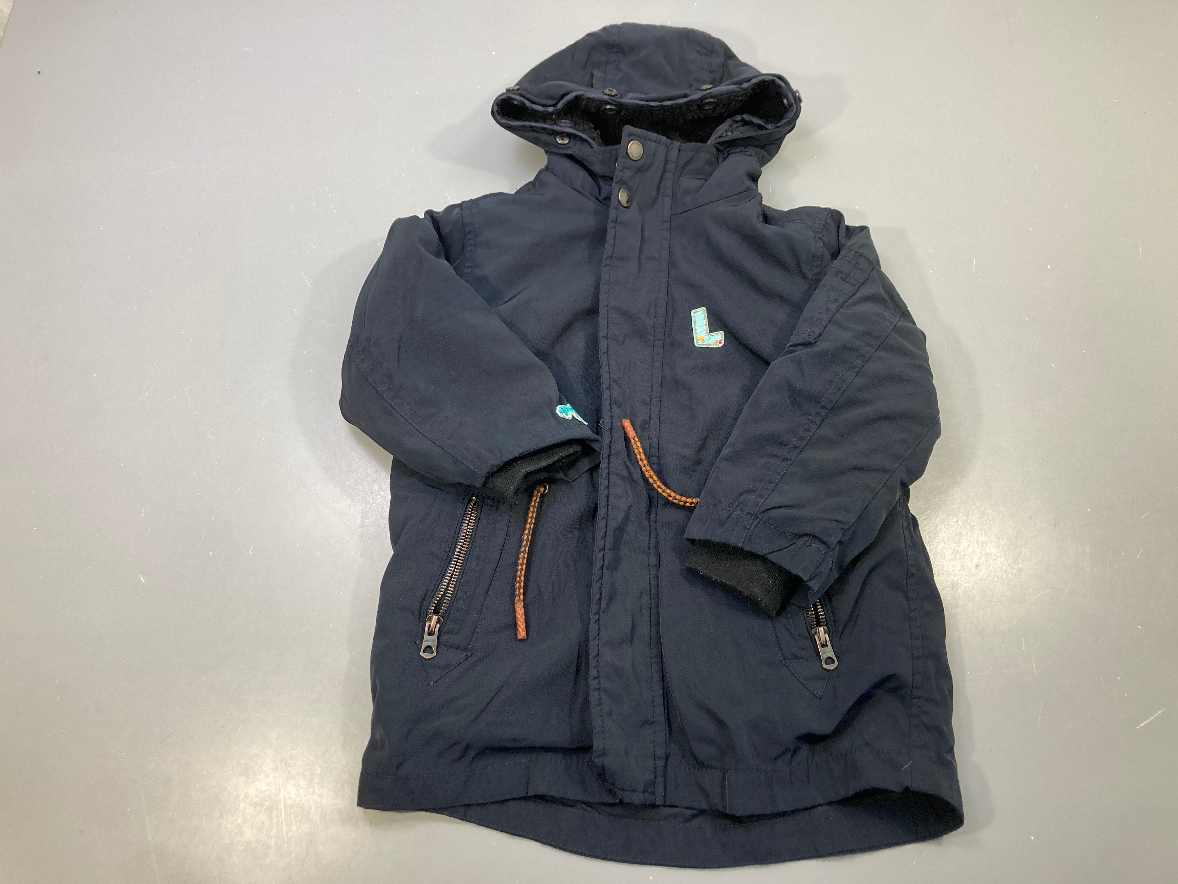 Parka bleu marine capuche doublée sherpa, écusson L et Dino ajoutés poches zippées