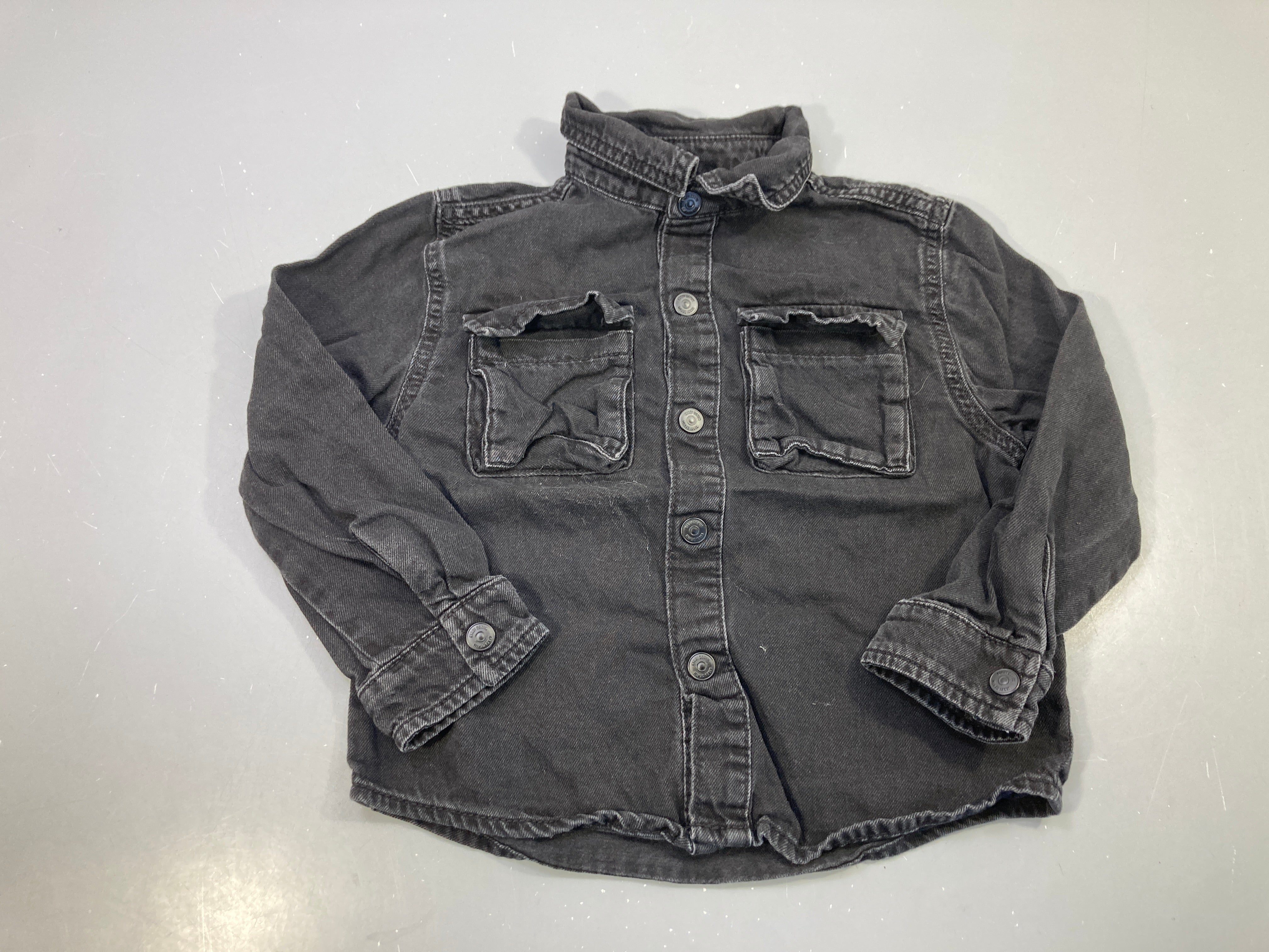 Chemise m.l noire jean délavé, poches poitrine, boutons pression