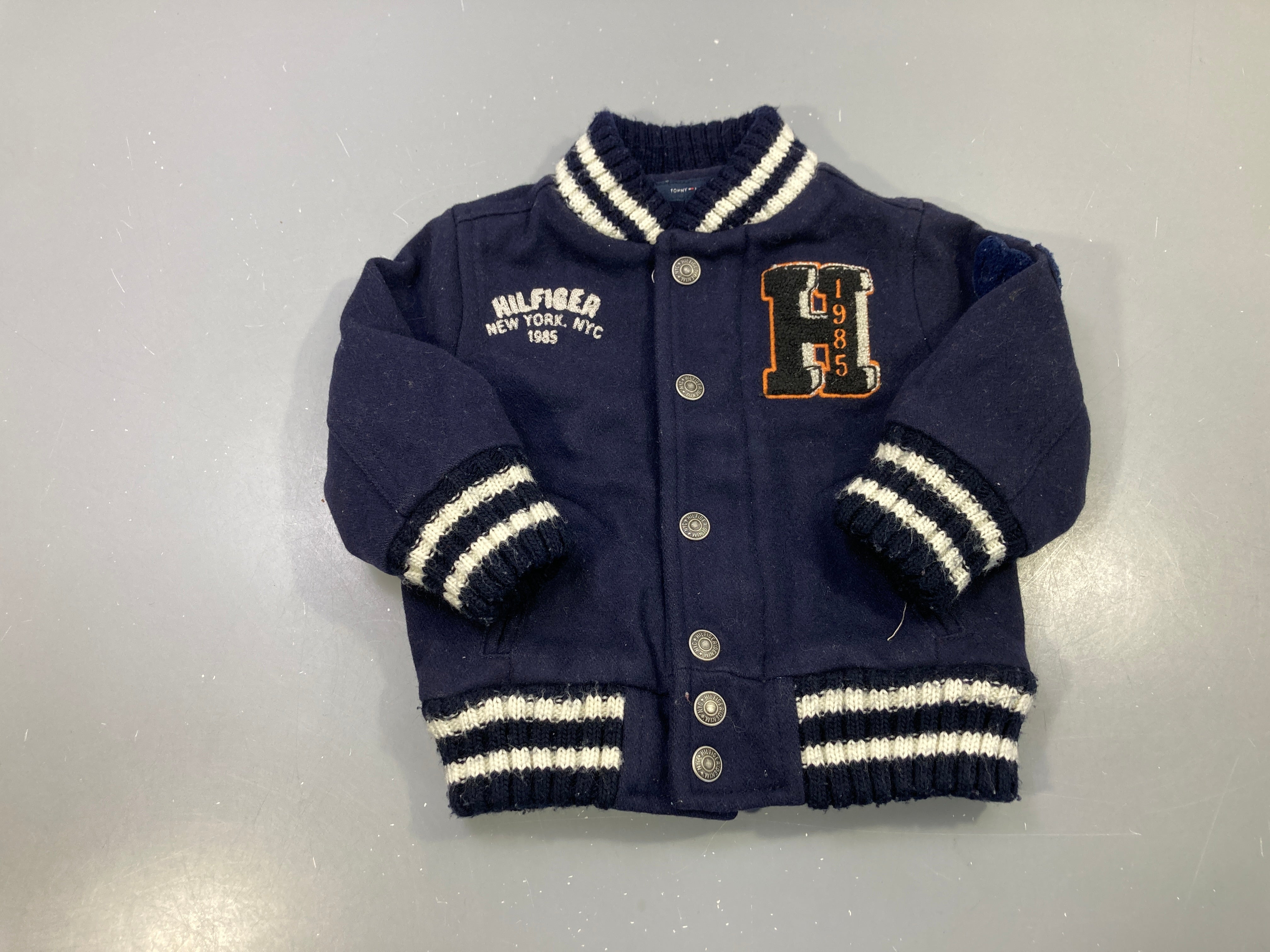 Blouson teddy bleu marine, 80%Laine bords côtelés rayés écru, écusson H