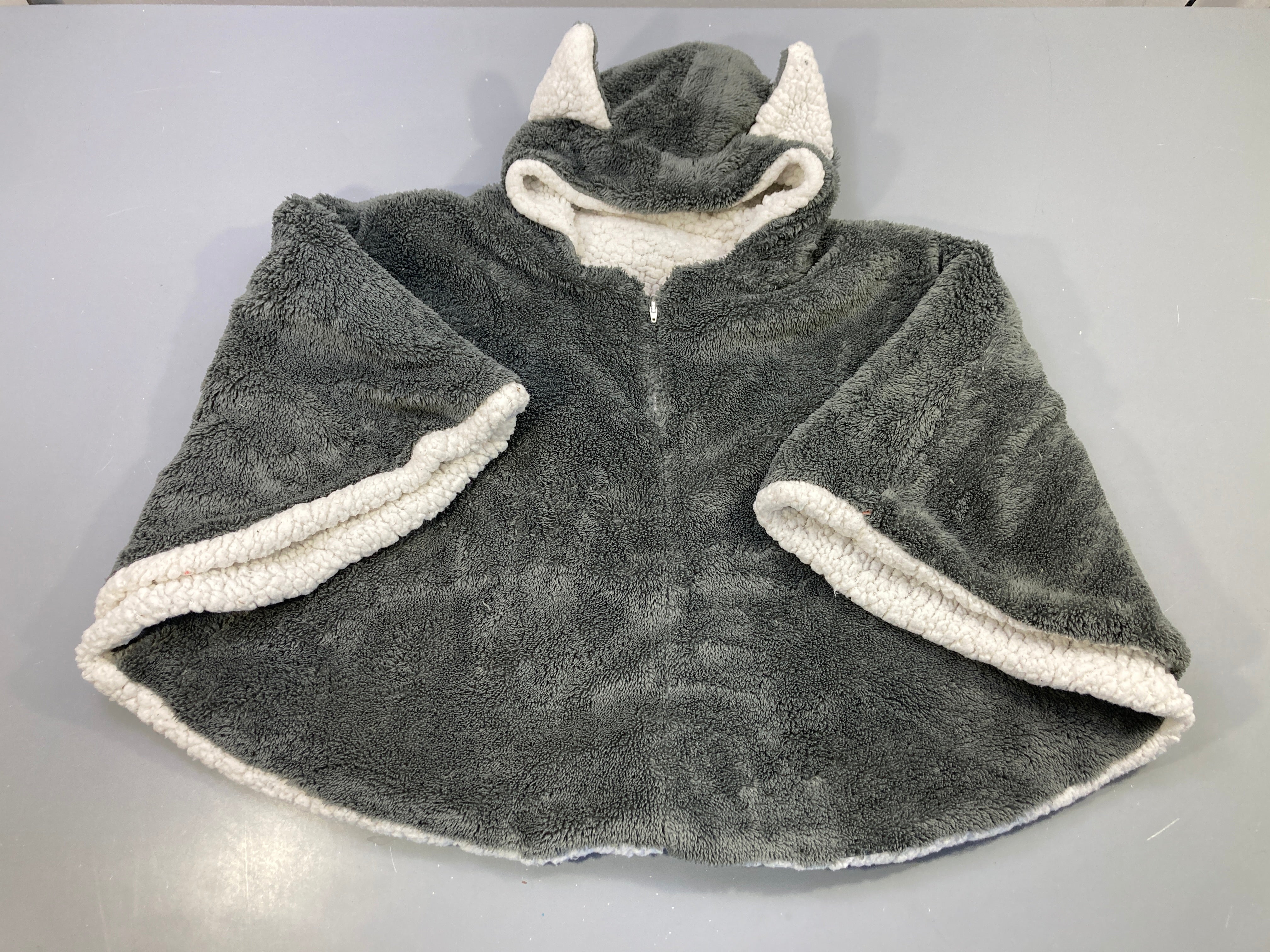 Poncho zippé gris foncé duveteux, capuche oreilles, doublure sherpa écru