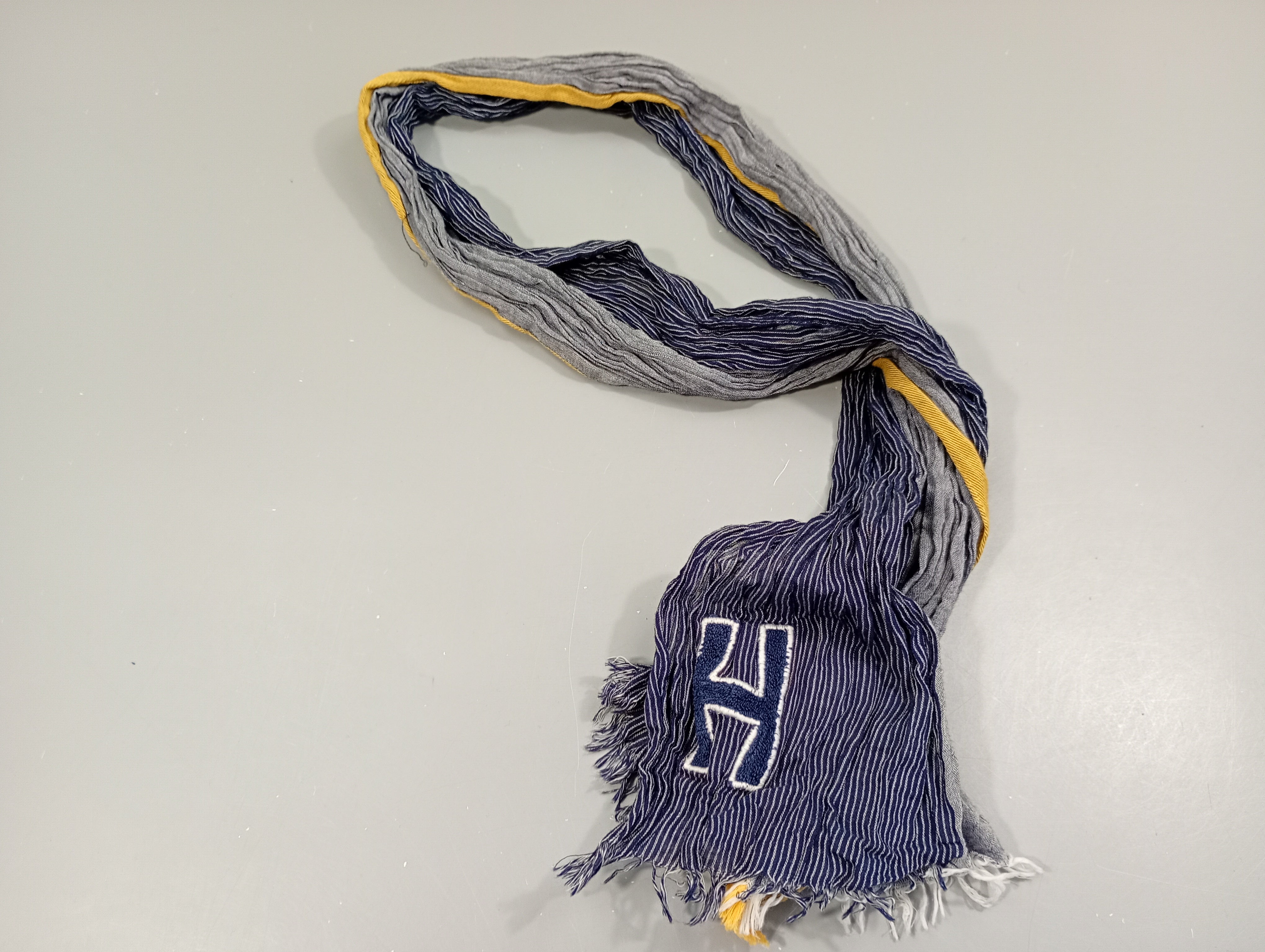 Foulard bleu et jaune 