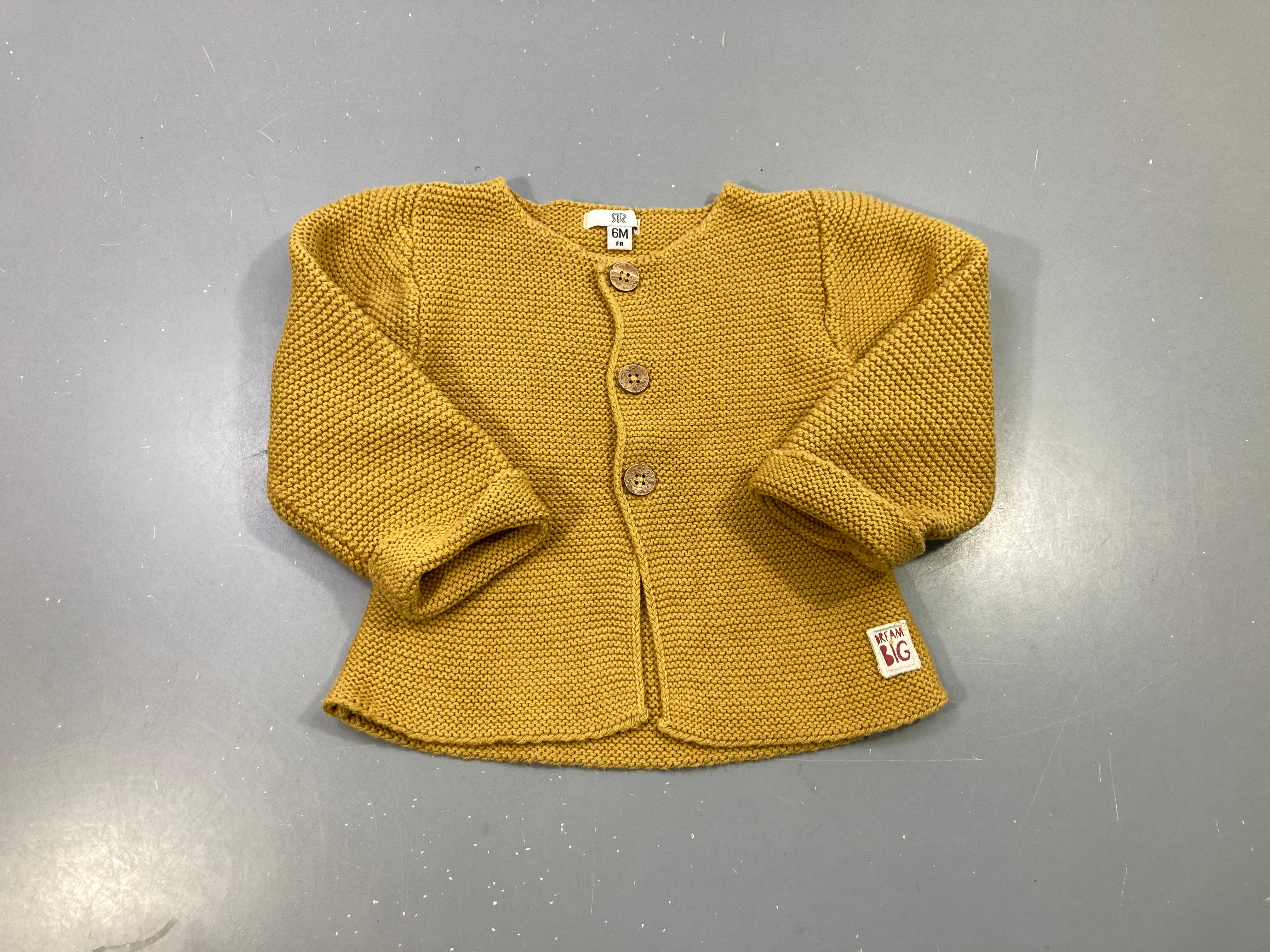 Gilet moutarde point mousse, boutons bois, écusson Dream Big