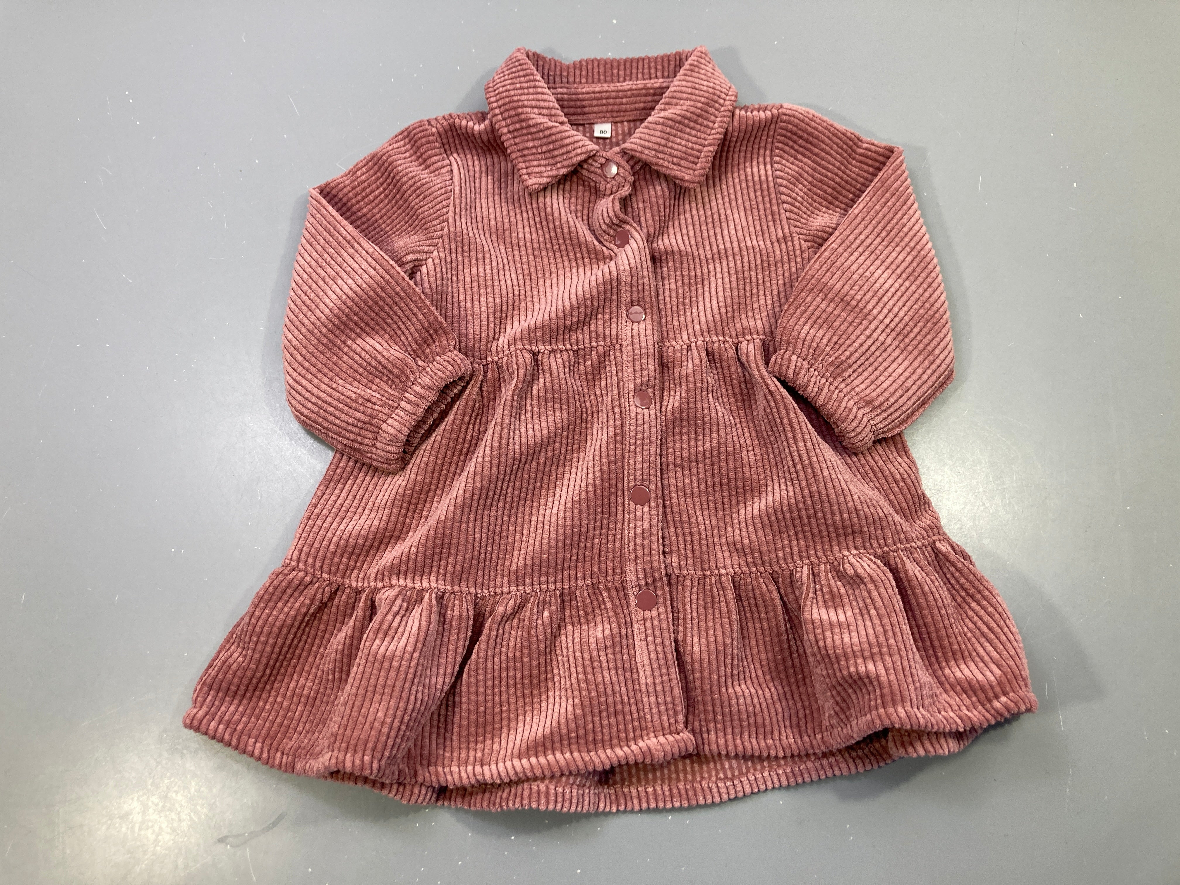 Robe m.l vieux rose velours côtelé, col chemise, pressions, volants