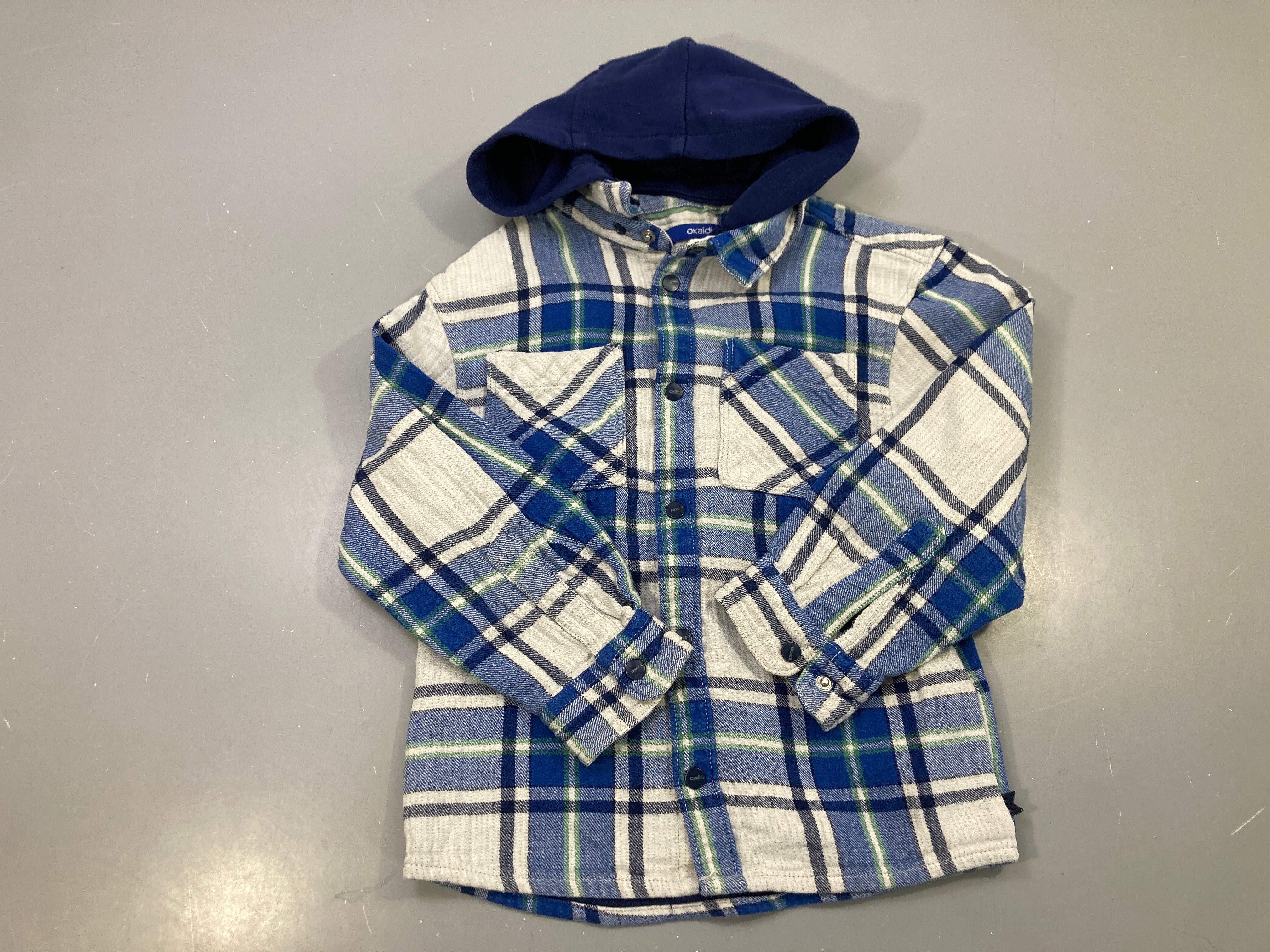 Chemise m.l bleu et blanc à carreaux, capuche marine, pressions, 2 poches