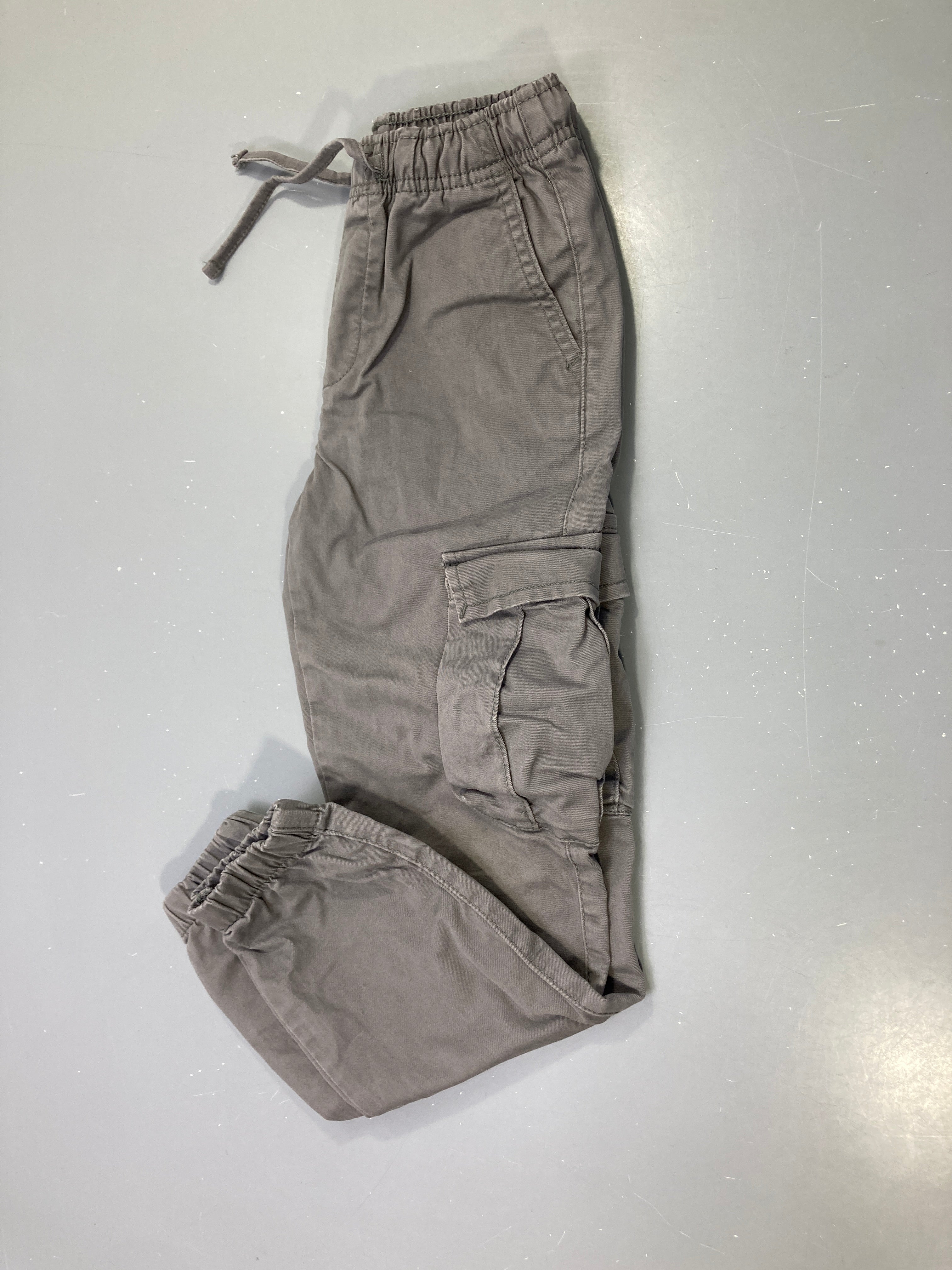 Pantalon cargo gris, taille élastique à cordon, bas élastiqués