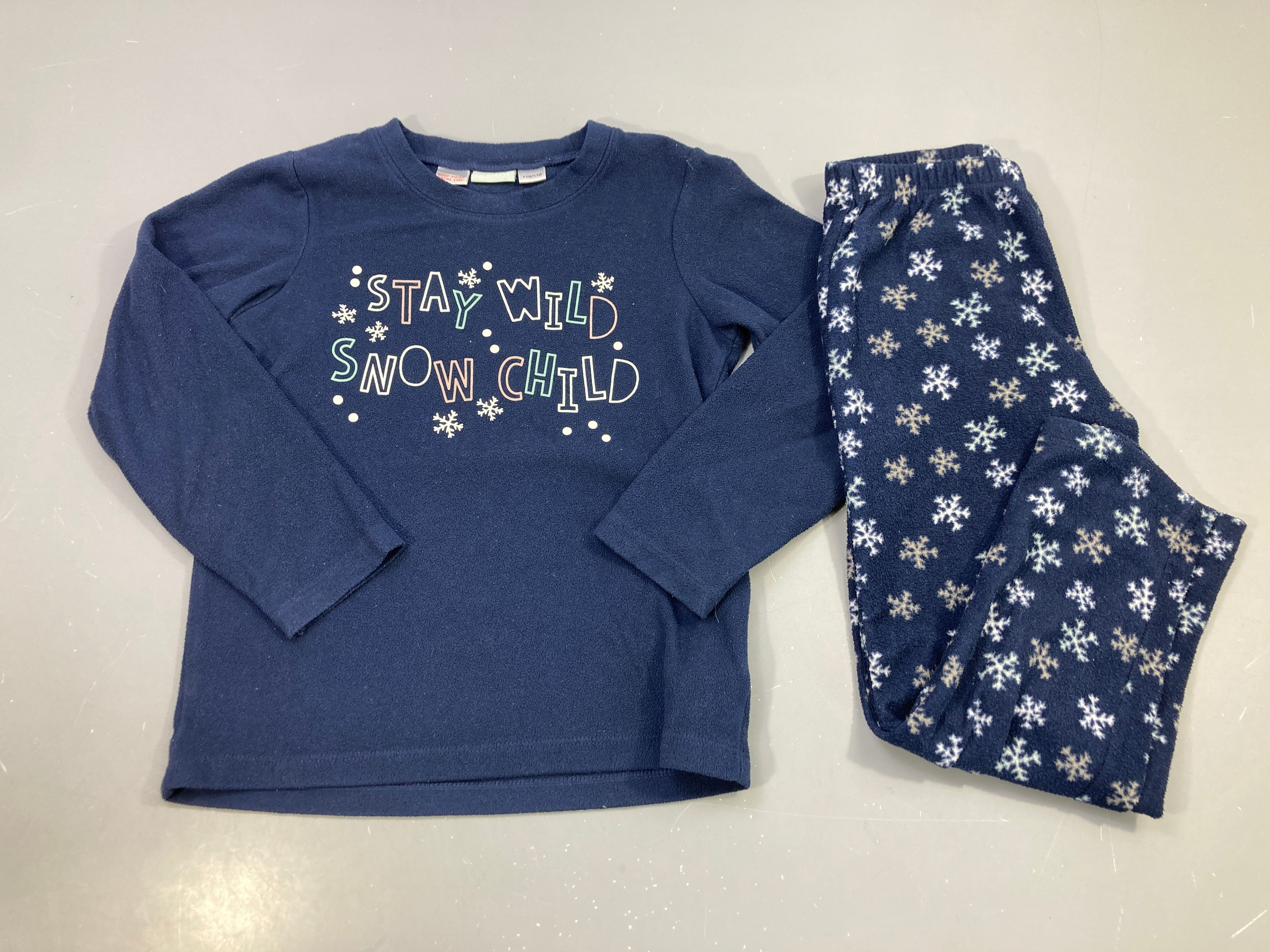 Pyjama 2pcs polaire léger bleu marine, « Stay wild snow child », flocons
