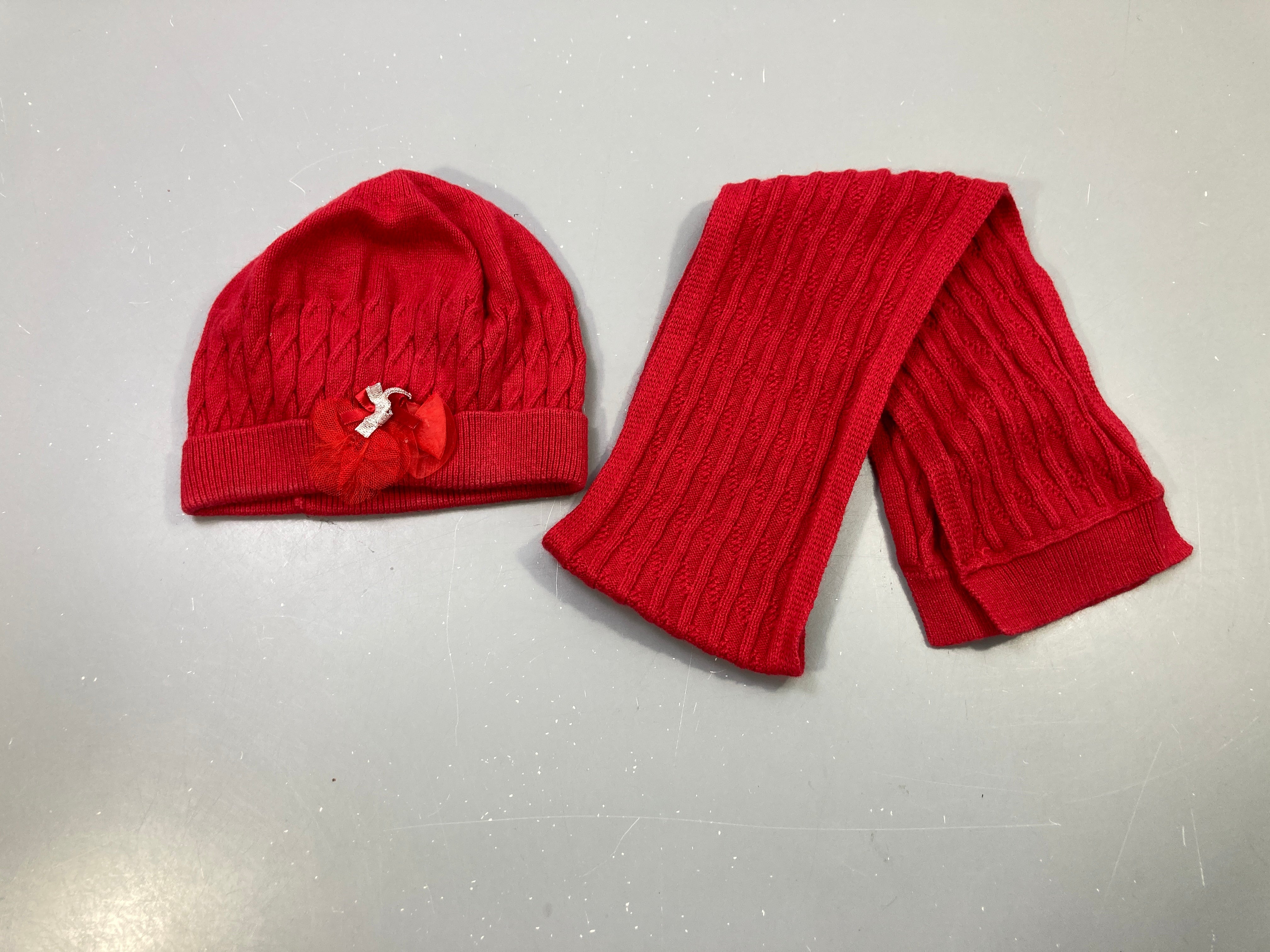 Ensemble bonnet et écharpe rouge maille torsadée, nœud tulle sur bonnet Tutto Piccolo