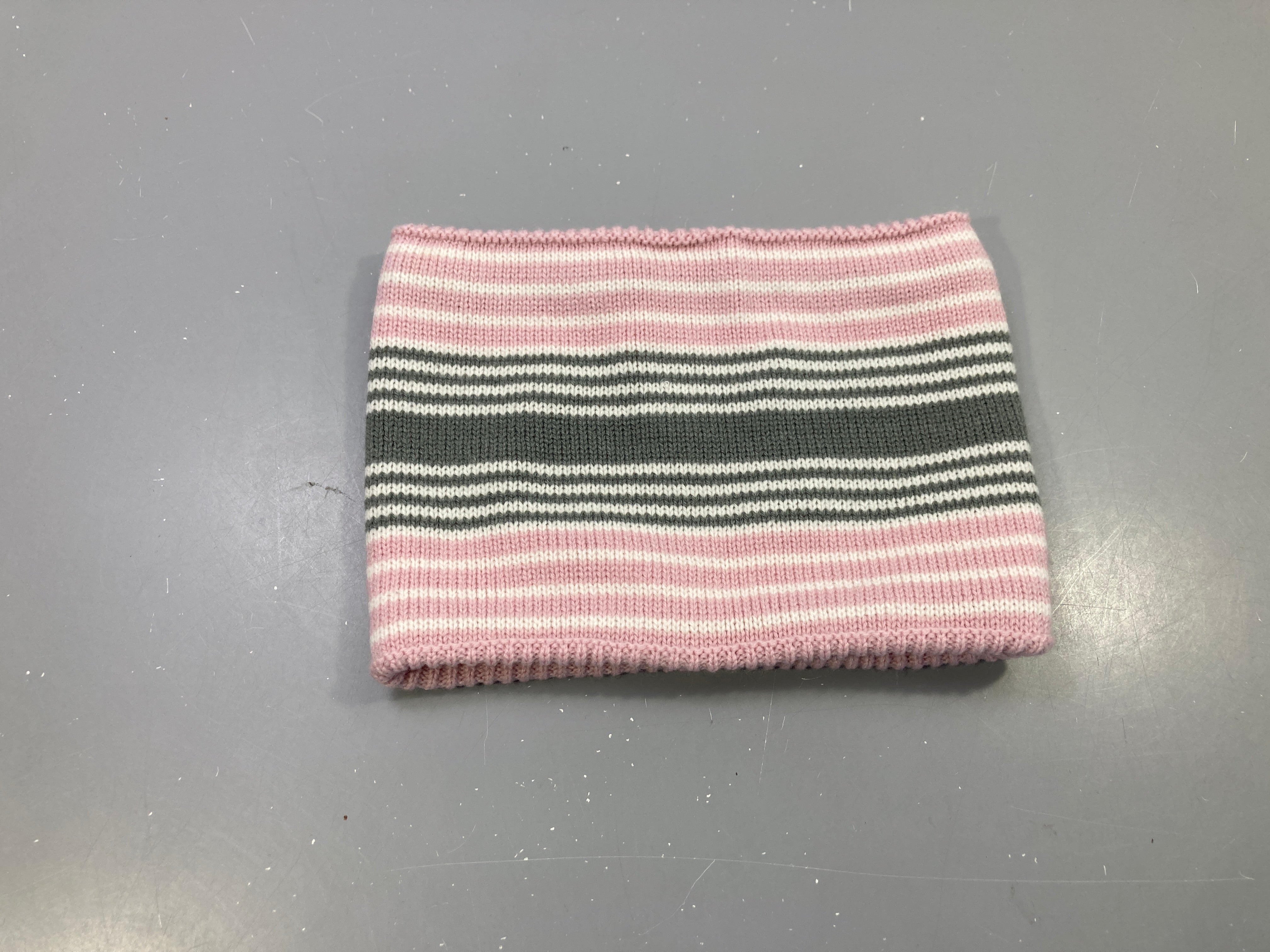 Tour de cou rose, gris et blanc rayé, maille