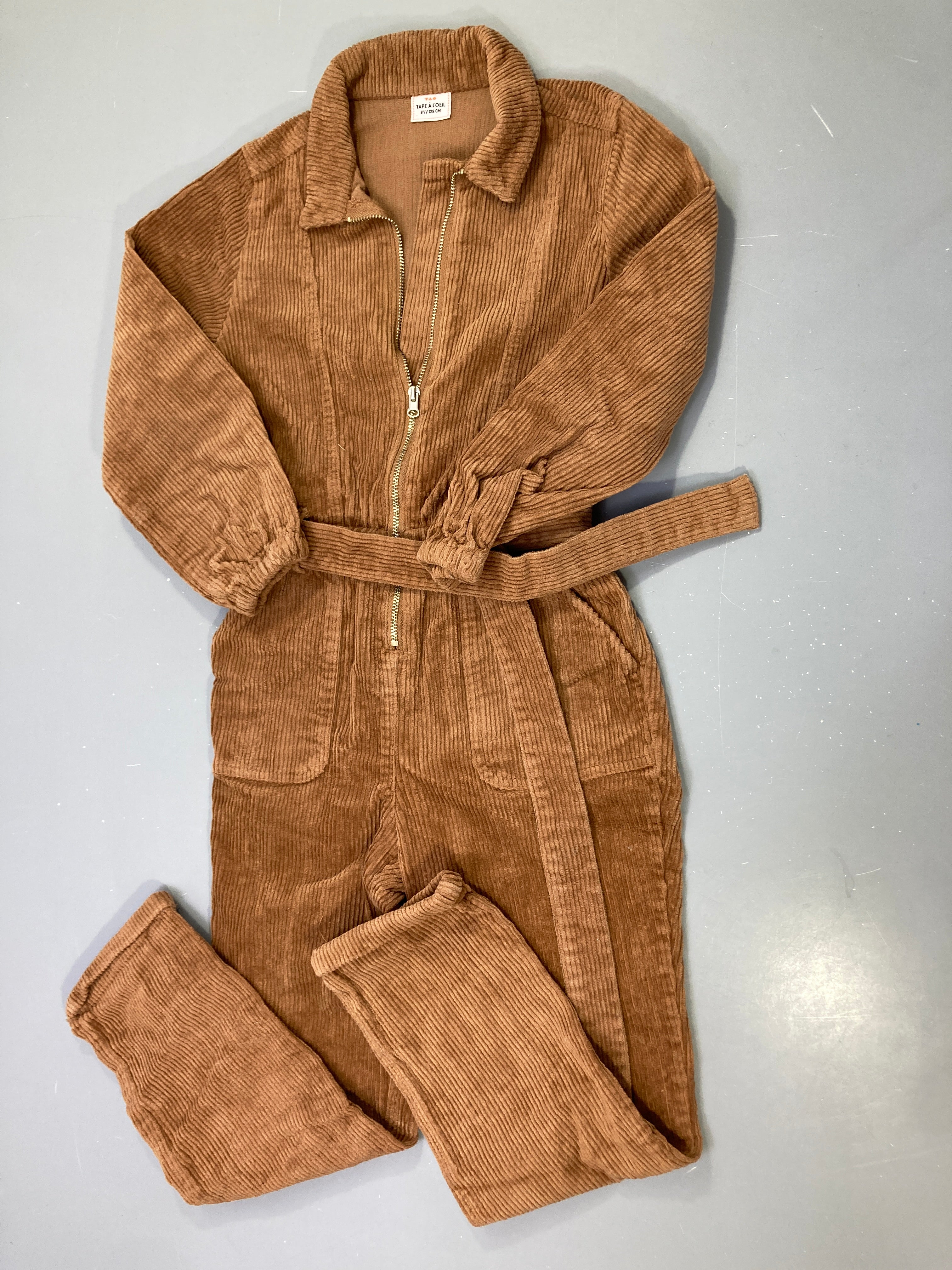 Combinaison camel velours côtelé zippée, col chemise, ceinture, poches