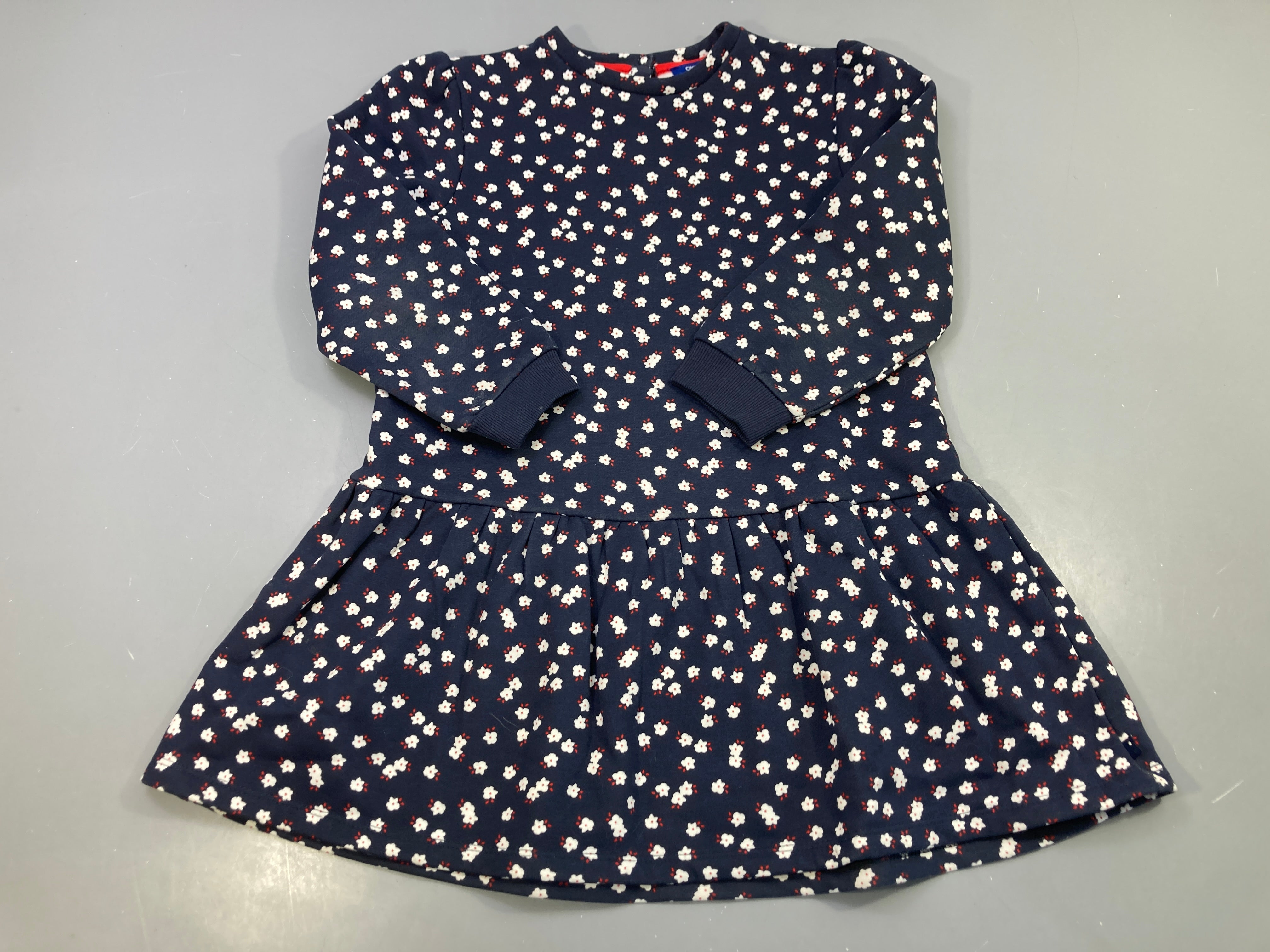 Robe m.l bleu marine molleton, petites fleurs blanches et rouges, taille basse froncée