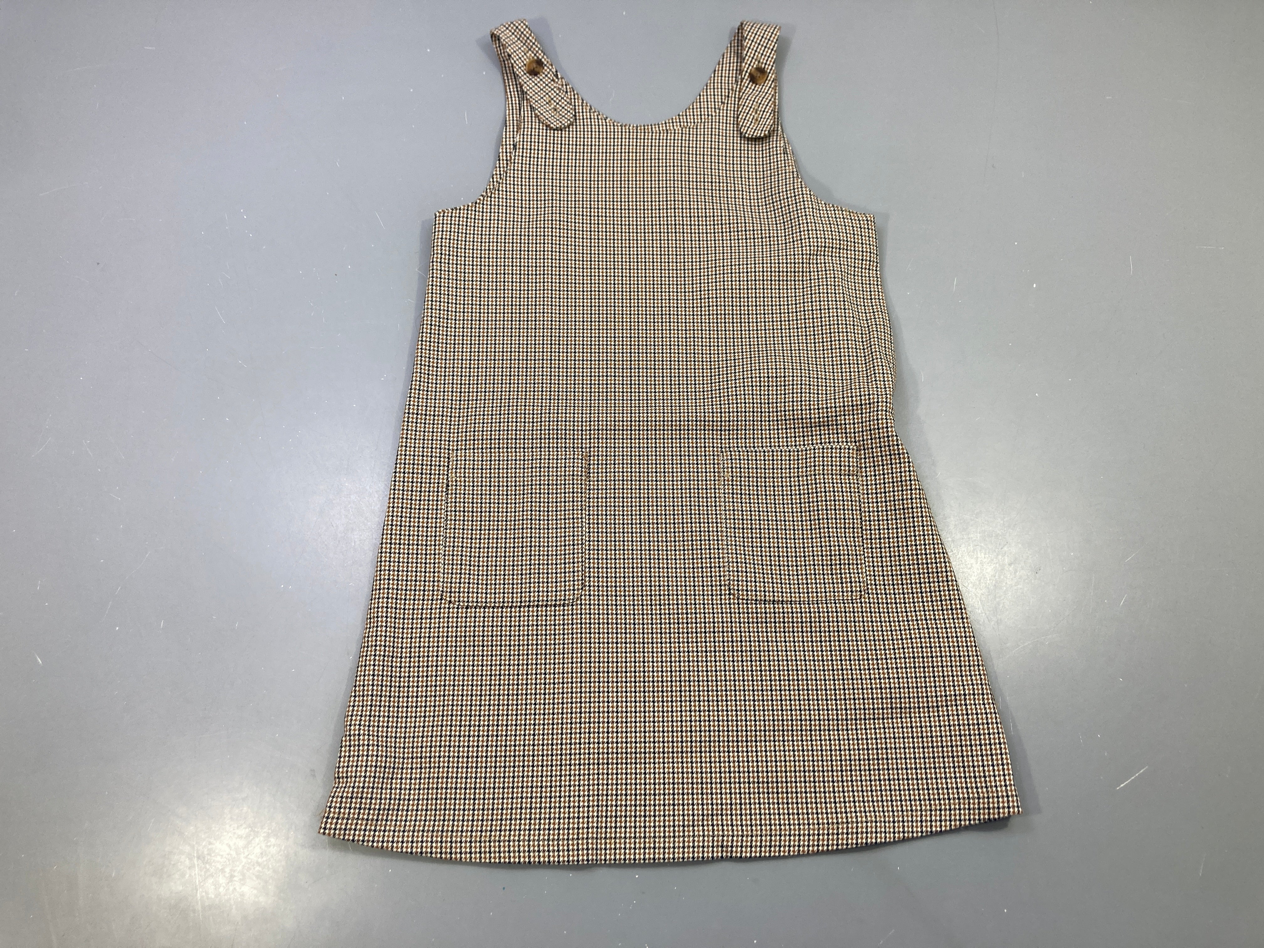 Robe s.m beige, marron et noir pied-de-poule, 2 poches, boutons bretelles
