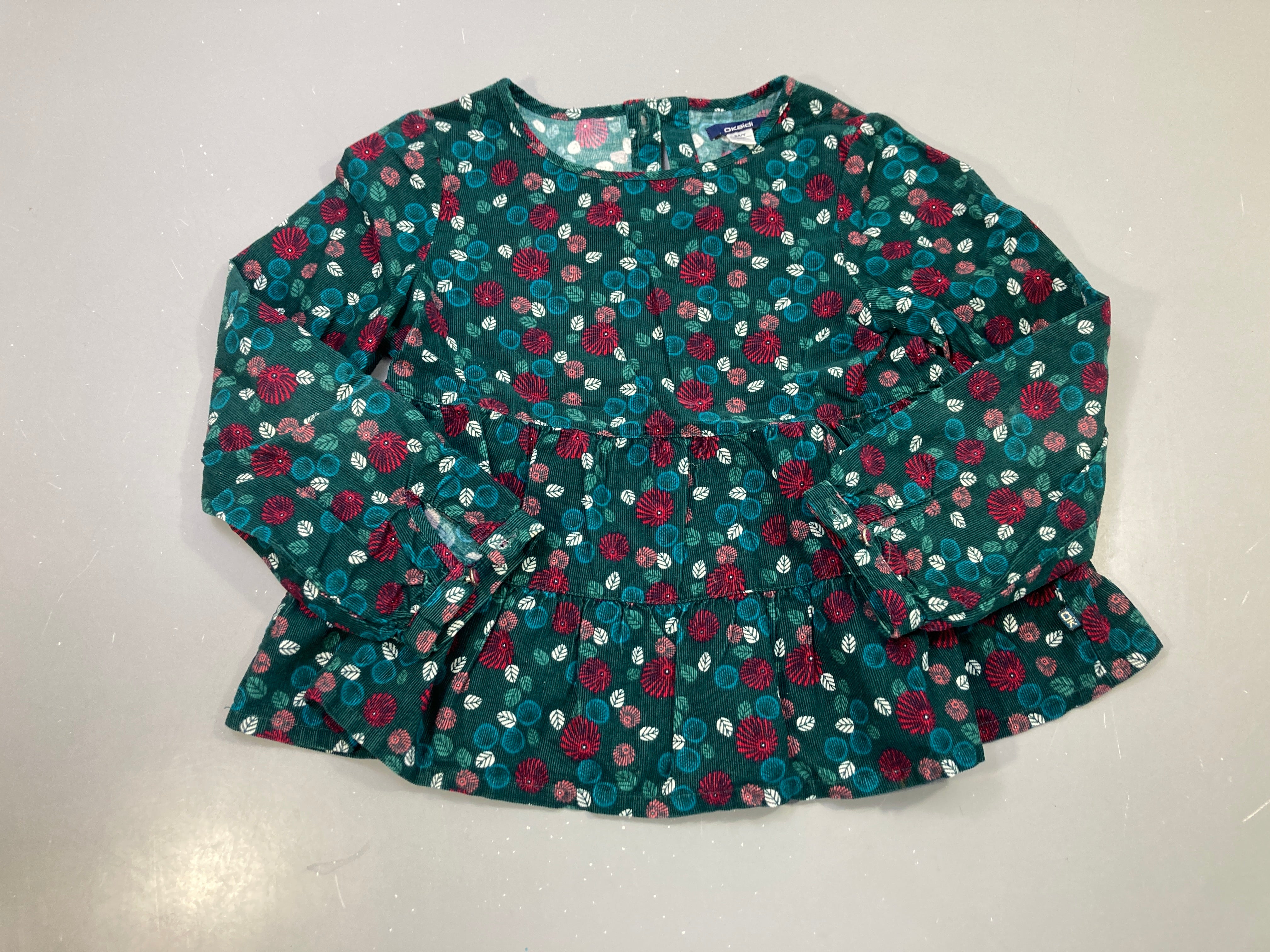 Blouse m.l vert sapin velours côtelé fleurie rouge et bleu, volants