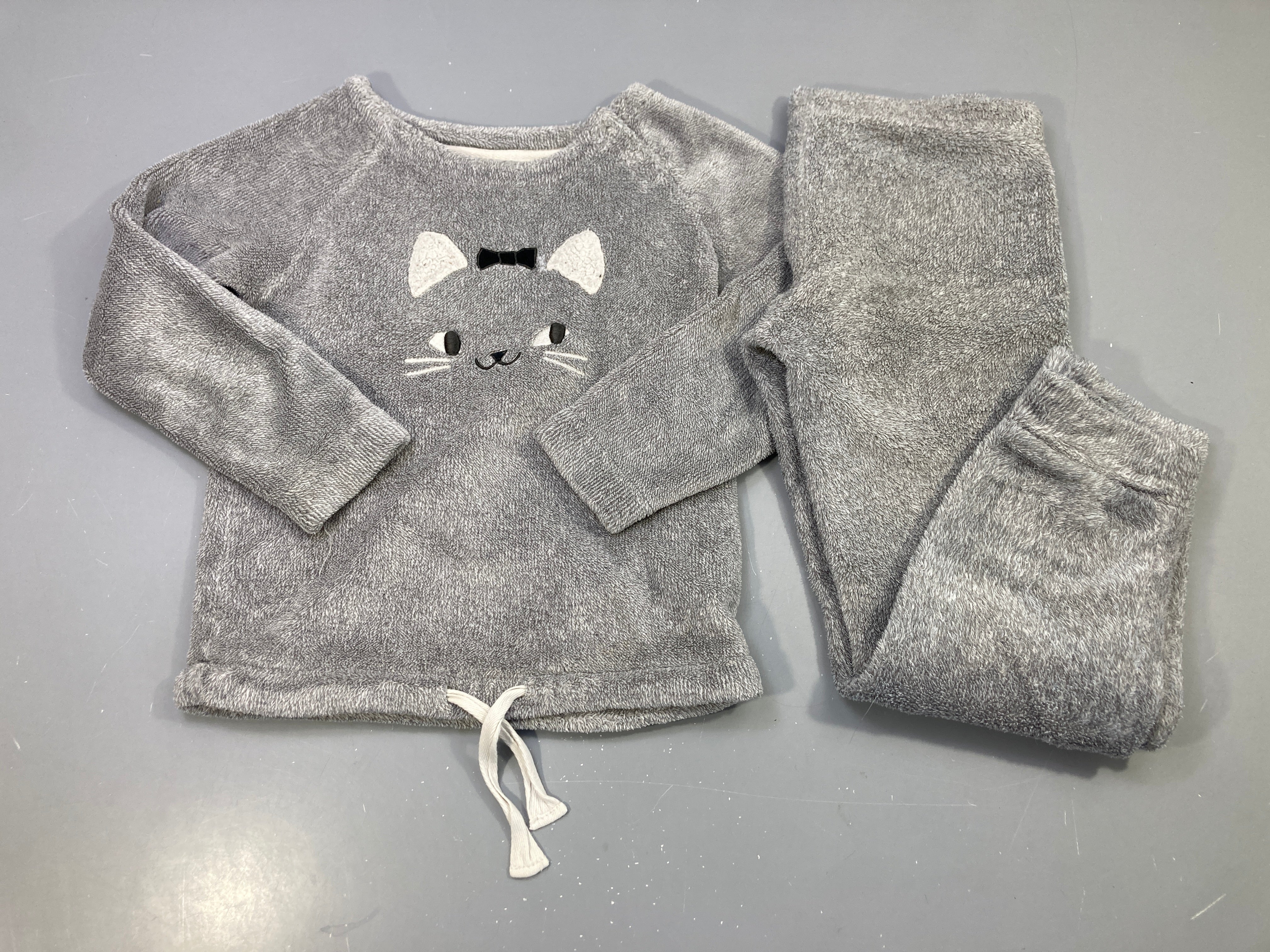 Pyjama 2pcs polaire gris chiné, chat brodé, cordon